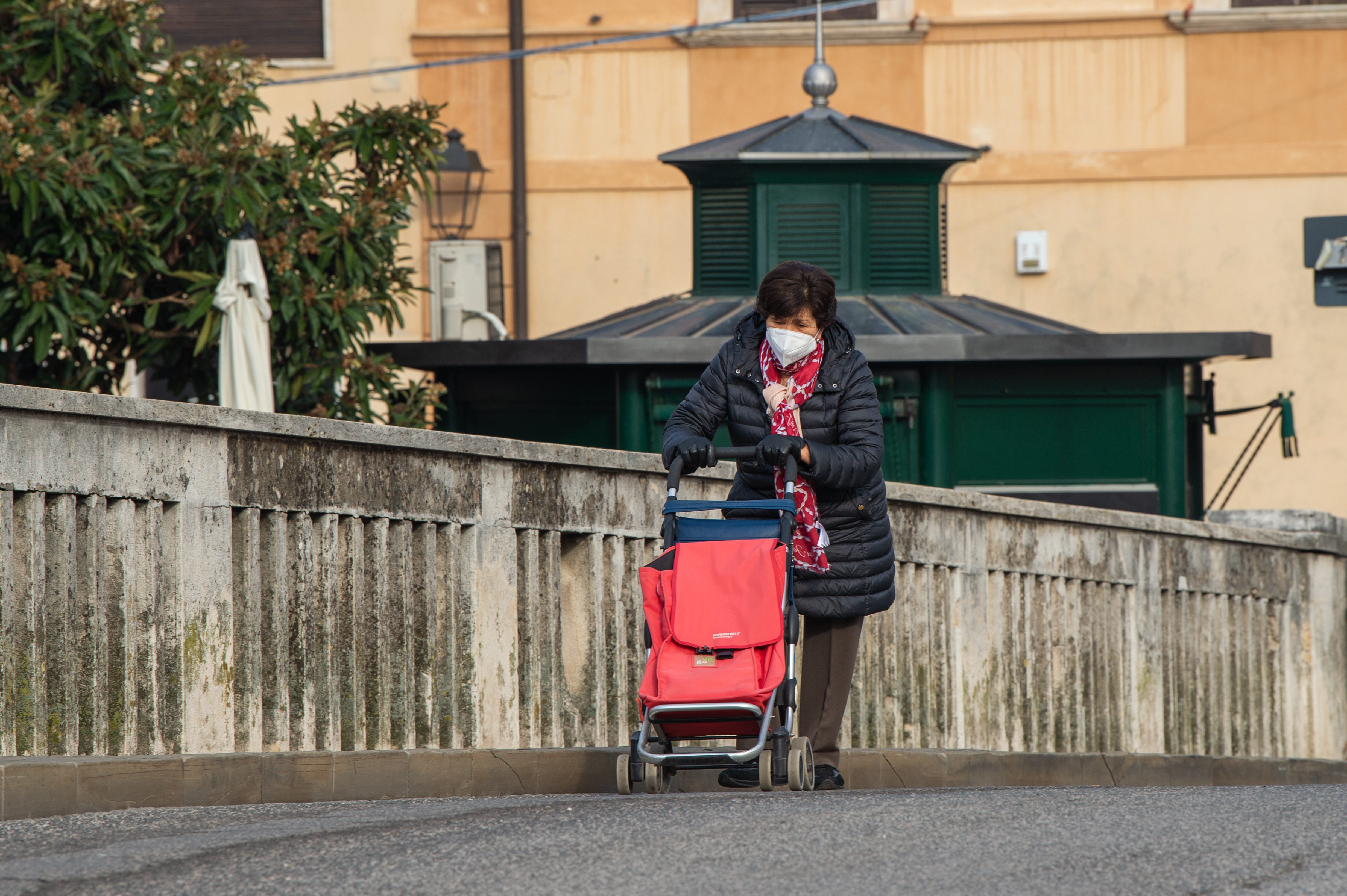 The Italian government introduced new measures to fight the Omicron wave. The most potent: a COVID vaccine mandate for those over 50.