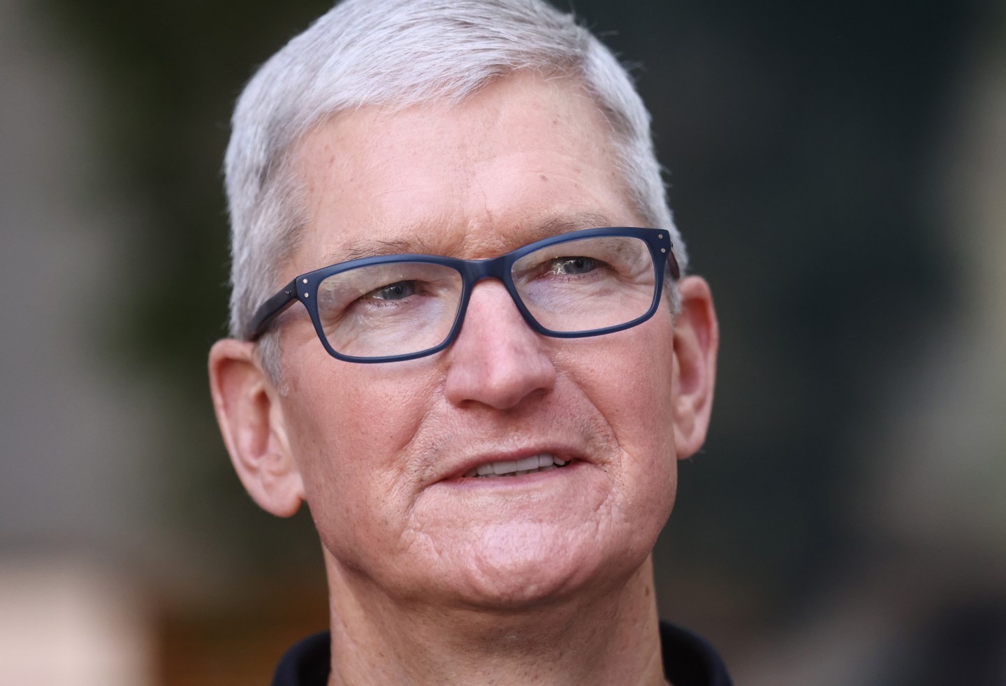 Apple shares pop 5% after reporting record quarterly sales despite supply chain fears