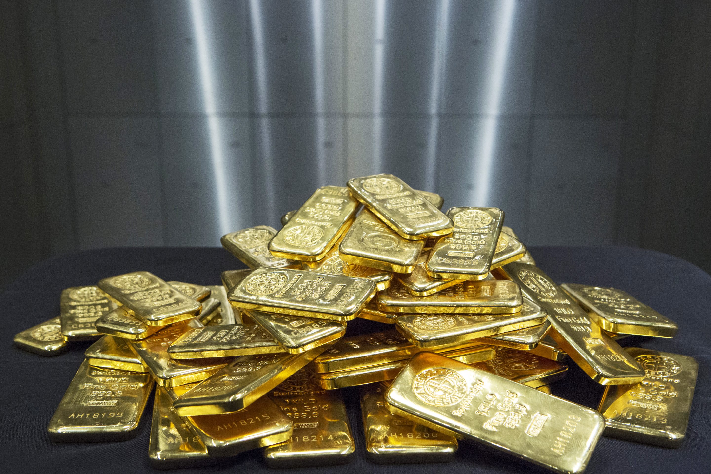 Fine gold bars, 1 kg and 500 g, on a table.