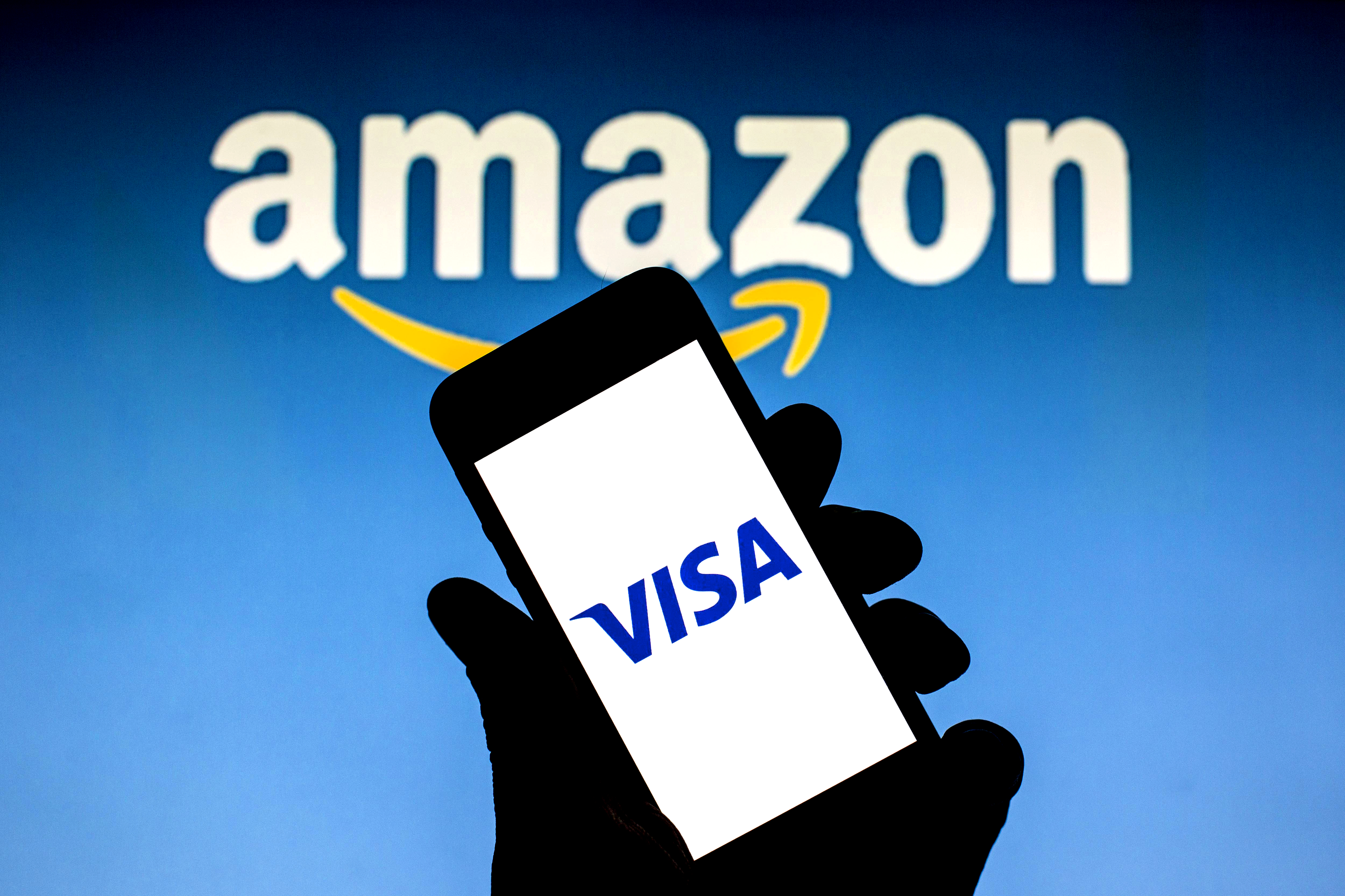 The agreement, announced by both companies, resolves a dispute that at one point spurred Amazon to consider a ban on U.K.-issued Visa credit cards.