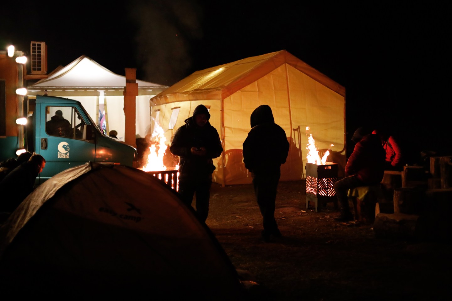 80,000 Ukrainian emigrants are leaving safety and heading towards war
