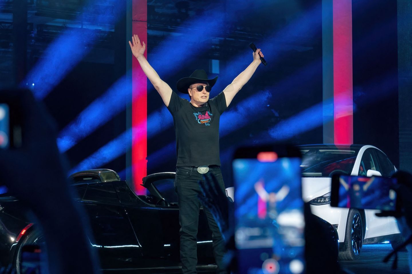 Elon Musk unloads $4 billion of Tesla stock as he moves to close Twitter deal, but pledges he has no more sales planned