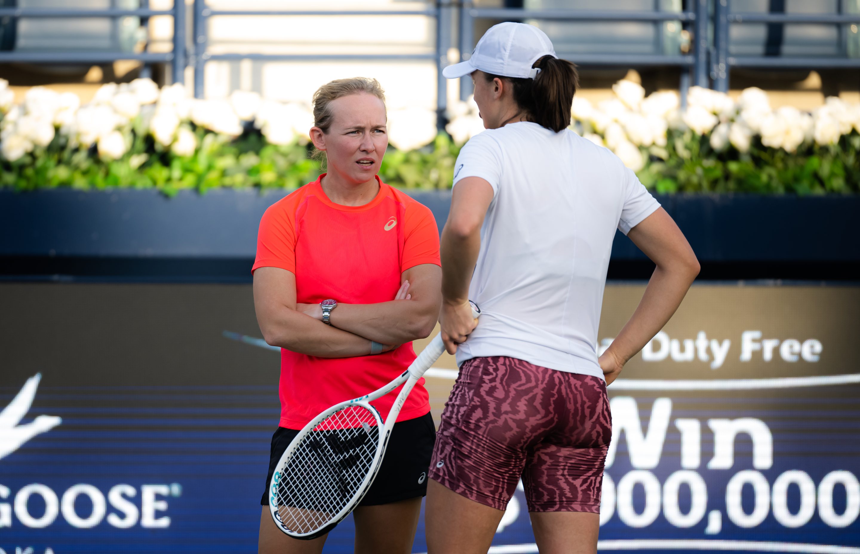 Sports psychologist Daria Abramowicz consults with Iga Swiatek of Poland ahead of the Dubai Duty Free tennis tournament in February 2022.