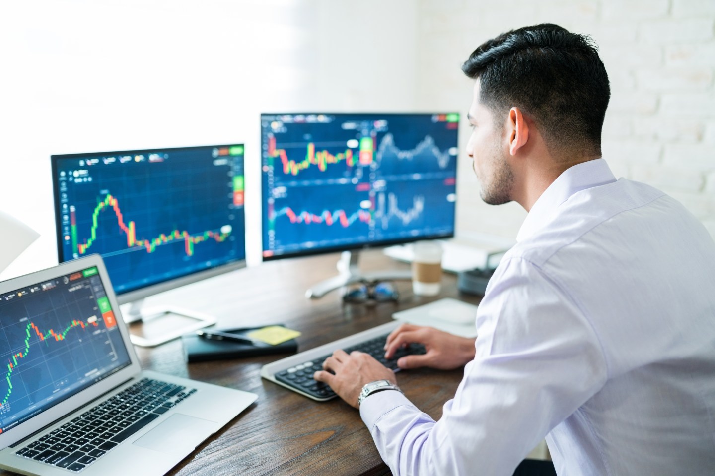 broker at laptop
