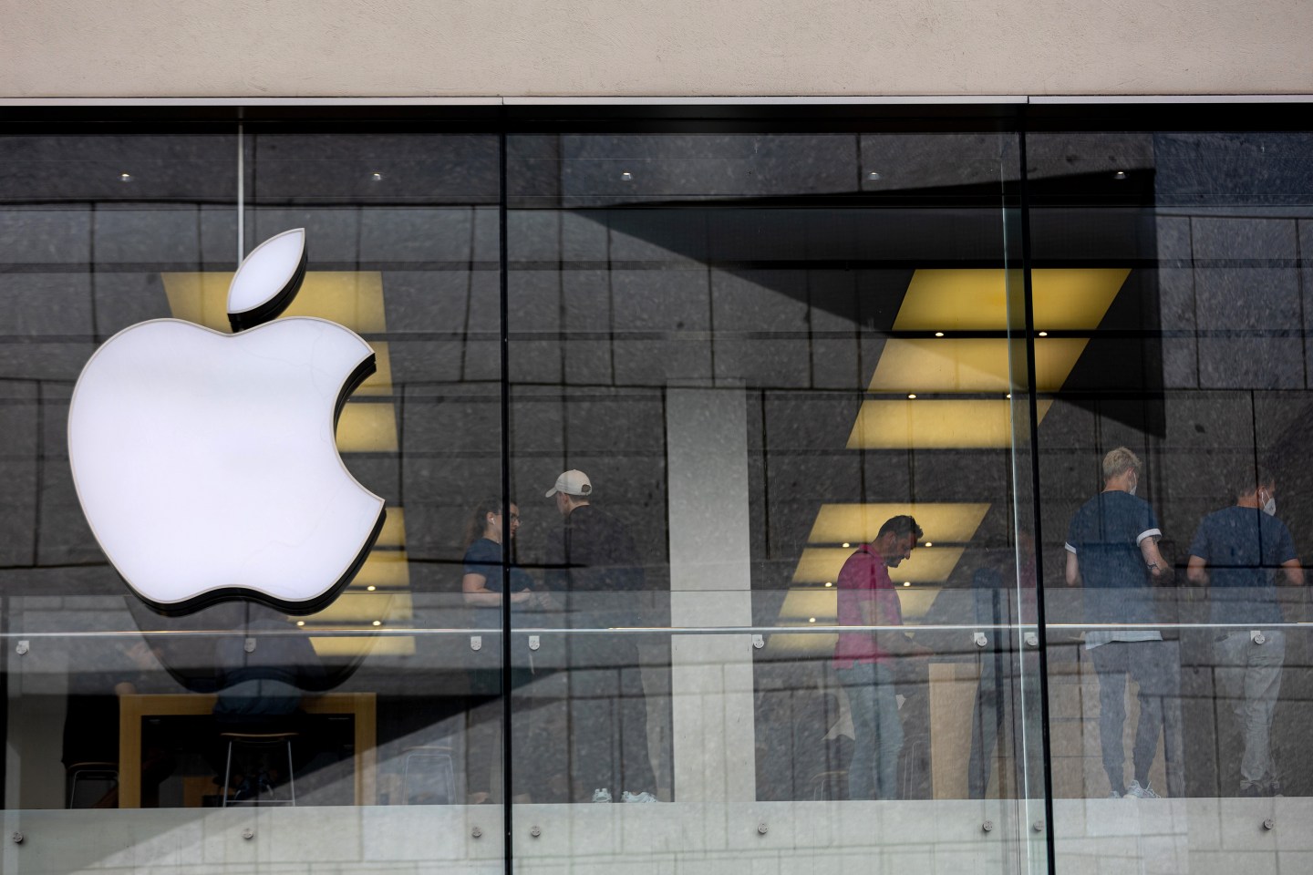 Apple workers vote to unionize at Maryland store: ‘They made a huge sacrifice for thousands of Apple employees’