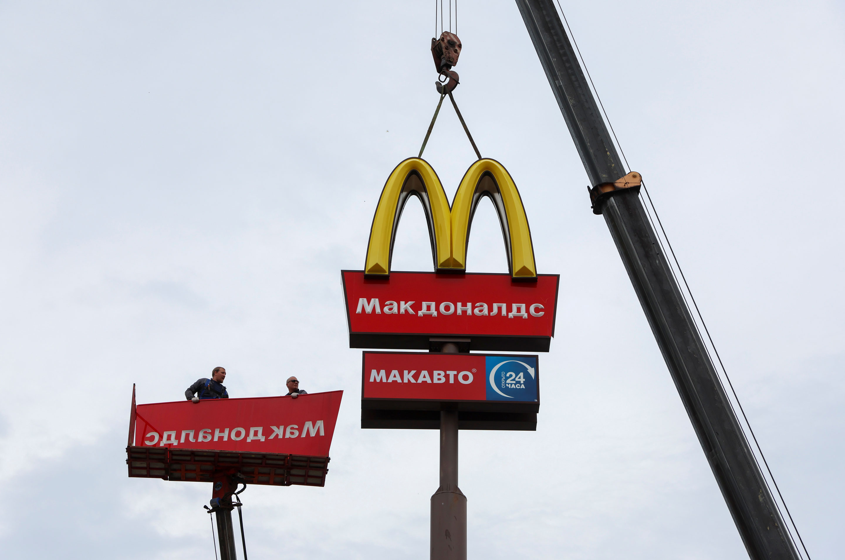 As part of the “de-Arching” process, workers remove a McDonald’s sign from a restaurant
in Kingisepp, Russia, in June.
