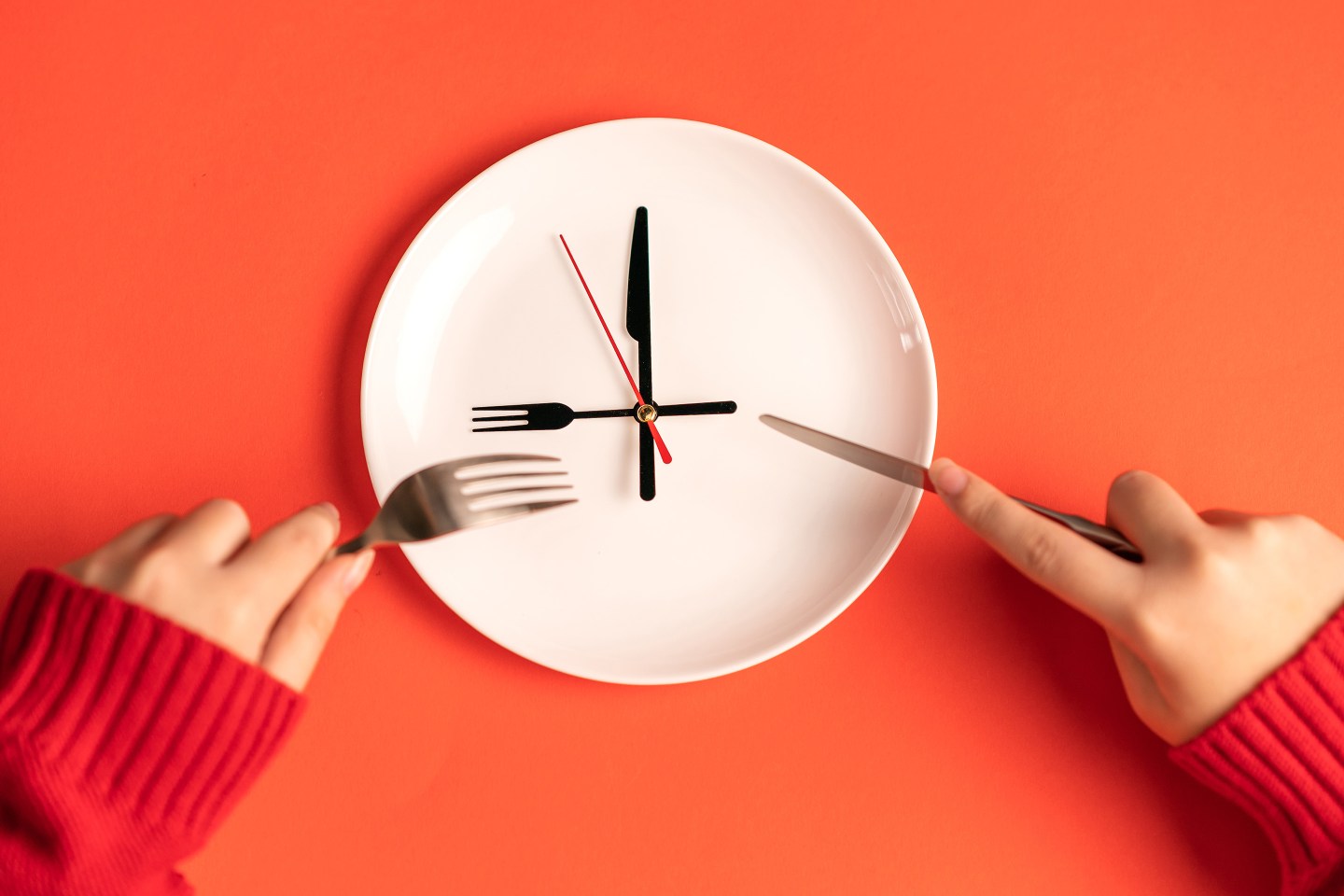 plate with hour hands in the form of a fork and knife, time to eat.
