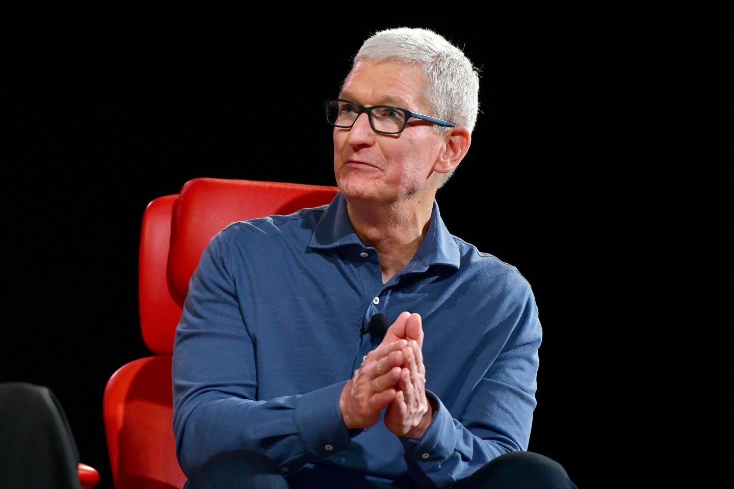 Apple avoids the recent gloomy results of rivals Amazon, Alphabet, and Meta. But it still warns of a slow holiday ahead