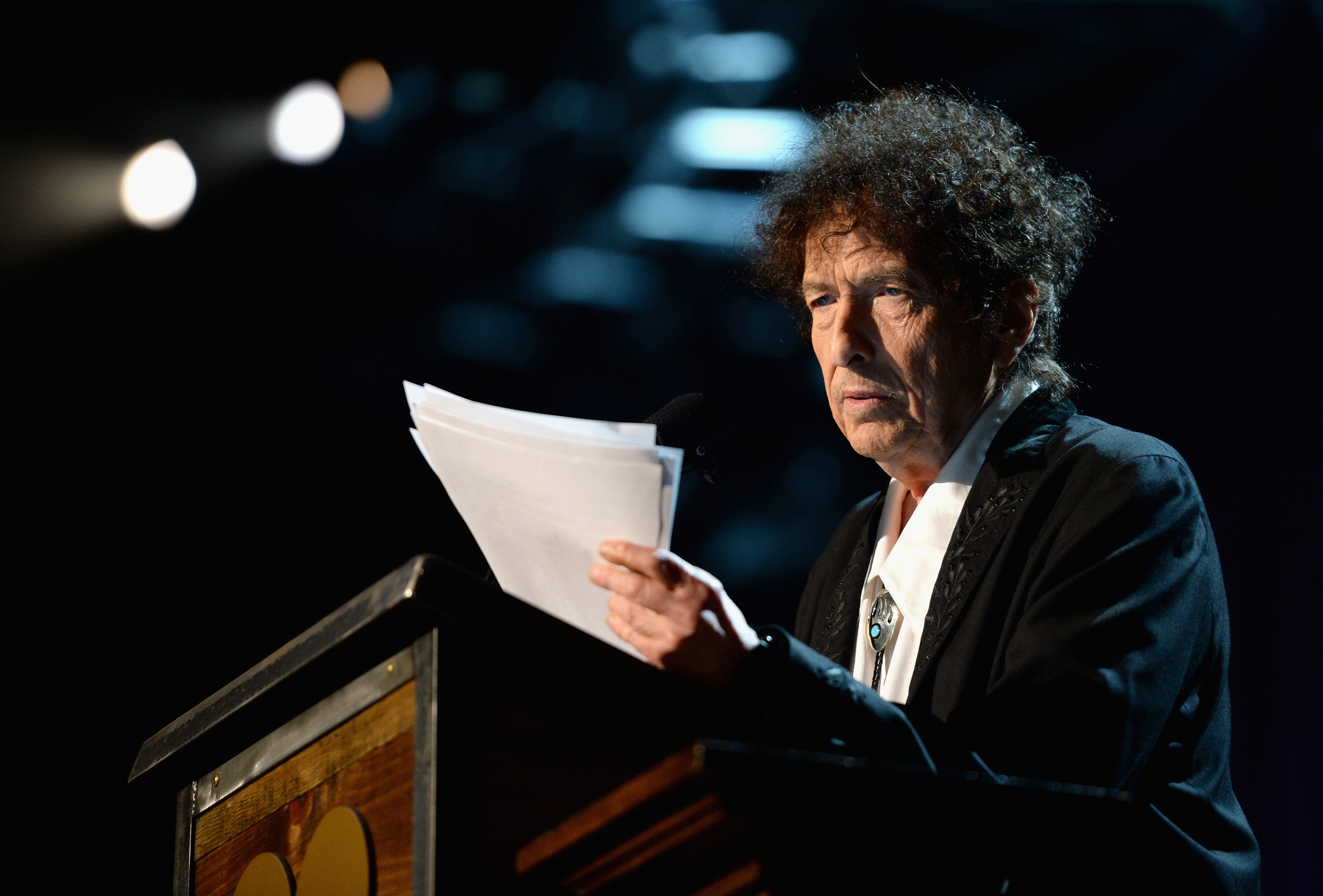 Bob Dylan has issued a rare statement addressing complaints users paid $599 for signatures made with an auto-pen.