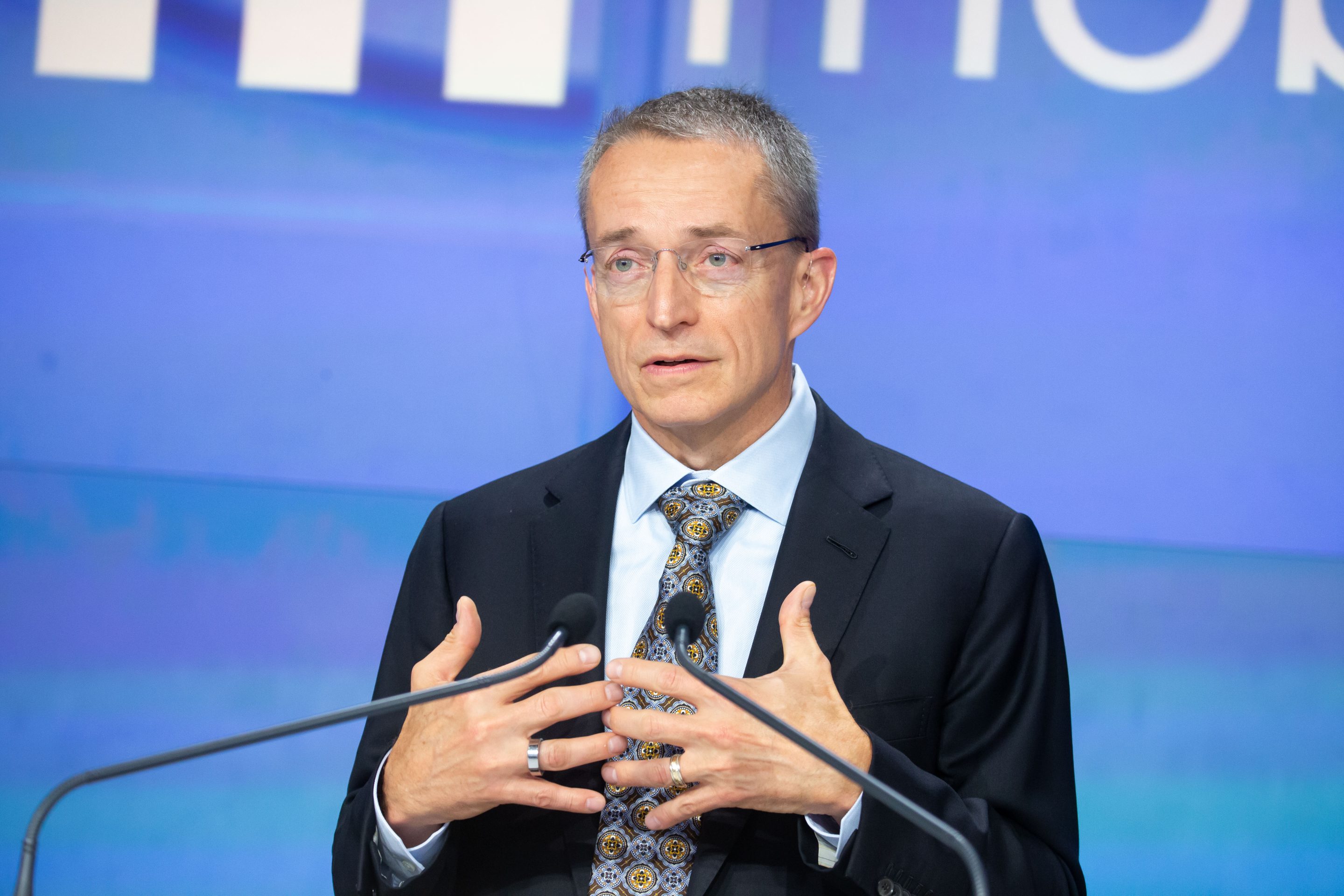 Patrick Gelsinger, CEO of U.S. chipmaker Intel. The company’s weak earnings are a blow as it tries to recapture ground lost to competitors such as Samsung, TSMC, and AMD.