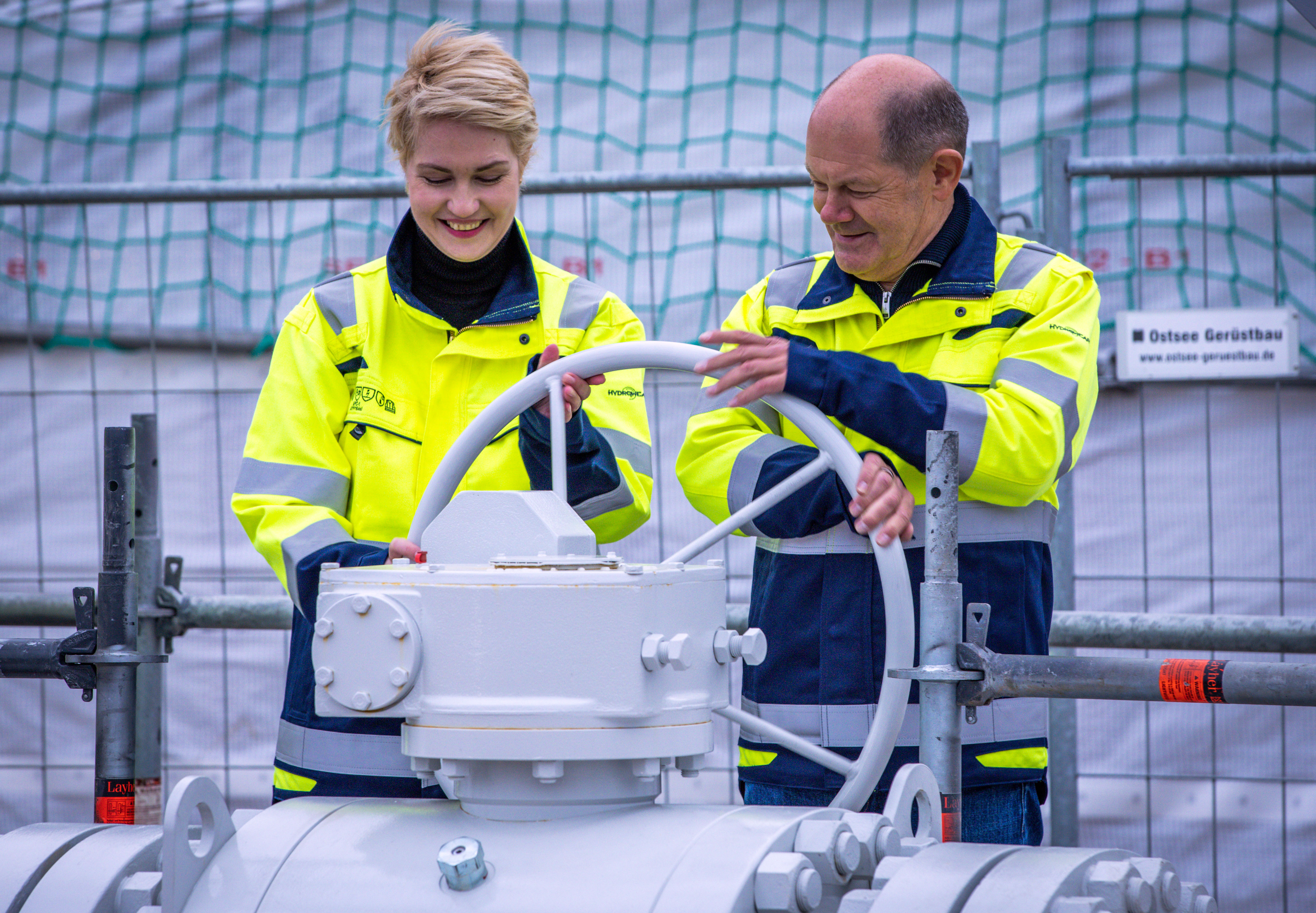 German Chancellor Olaf Scholz and Manuela Schwesig, the Minister President of Mecklenburg-Western Pomerania, turn a barrier wheel in front of the LNG terminal with the processing ship "Neptune", symbolically releasing the facility. The terminal for the delivery of liquefied natural gas (LNG), located on the Baltic Sea, is officially commissioned and receives the last outstanding operating permit. Germany relies, among other things, on LNG delivered by ship to replace missing Russian gas supplies.