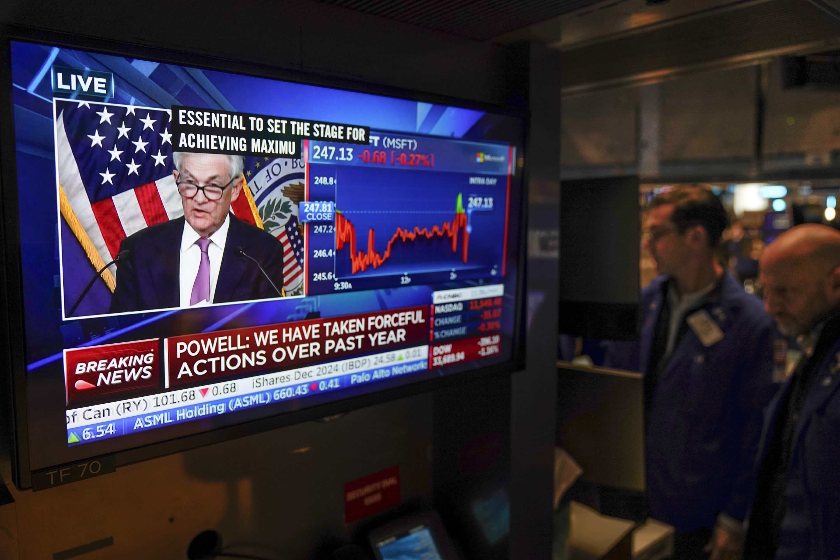 Traders on the floor at the New York Stock Exchange watch Federal Reserve Chair Jerome Powell's news conference after the Federal Reserve interest rate announcement in New York, on Feb. 1, 2023.