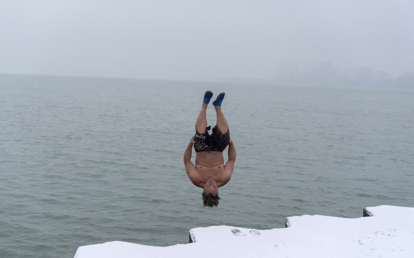 Celebrities like Harry Styles and Kristen Bell are taking ‘brutal’ ice plunges—And they could have incredible health bonuses for your mind and body