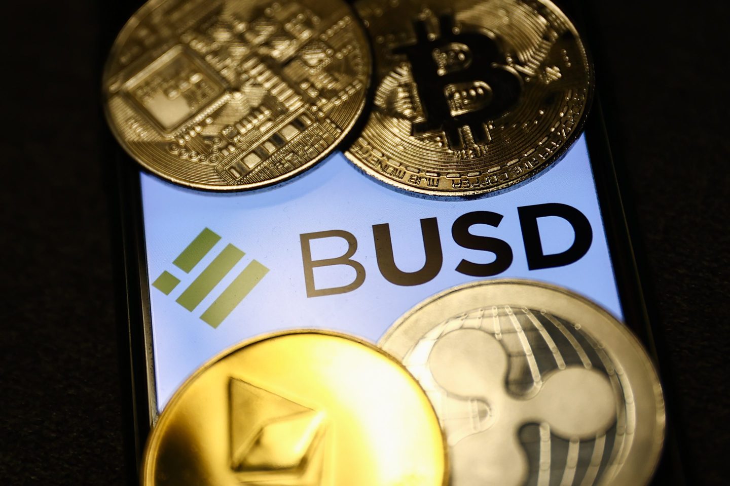 Investors take billions of dollars out of Binance USD stablecoin after regulator forces Paxos to stop issuing it