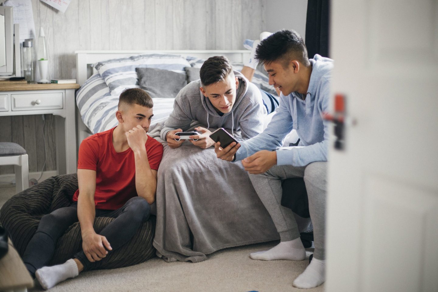 A new bipartisan bill would crack down on underage social media use in the U.S.—but child advocates see a problem