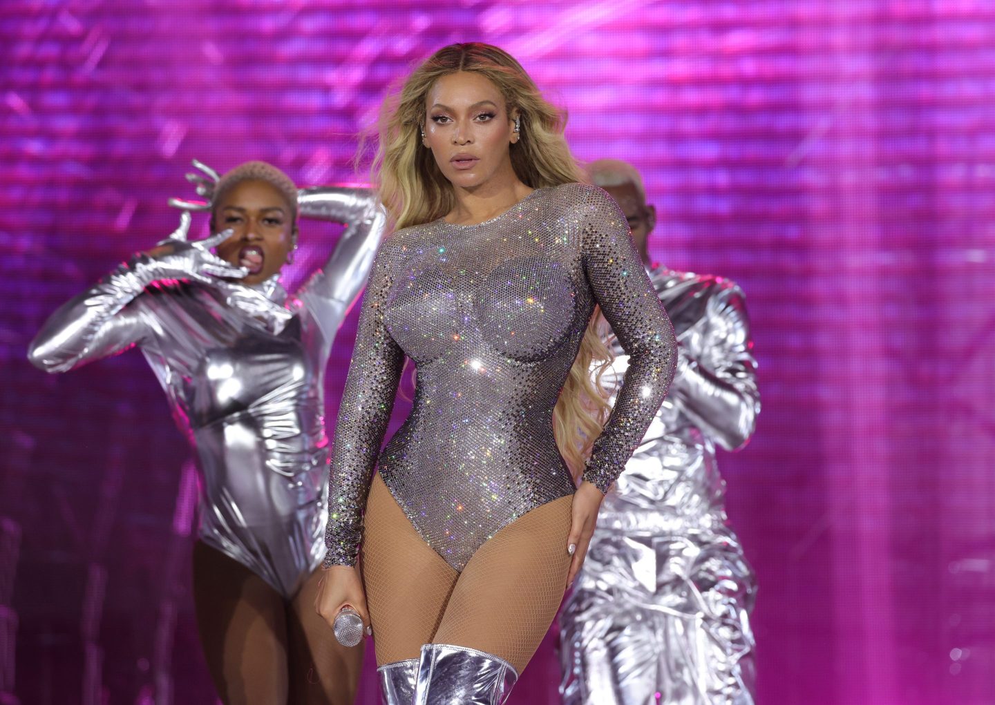Beyoncé dancing on tour