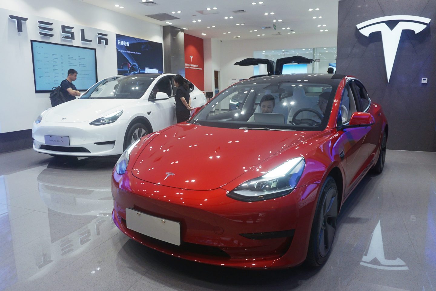 Tesla restarting its price war in China with new cuts, sending shares of its Warren Buffett–backed competitor down 6%