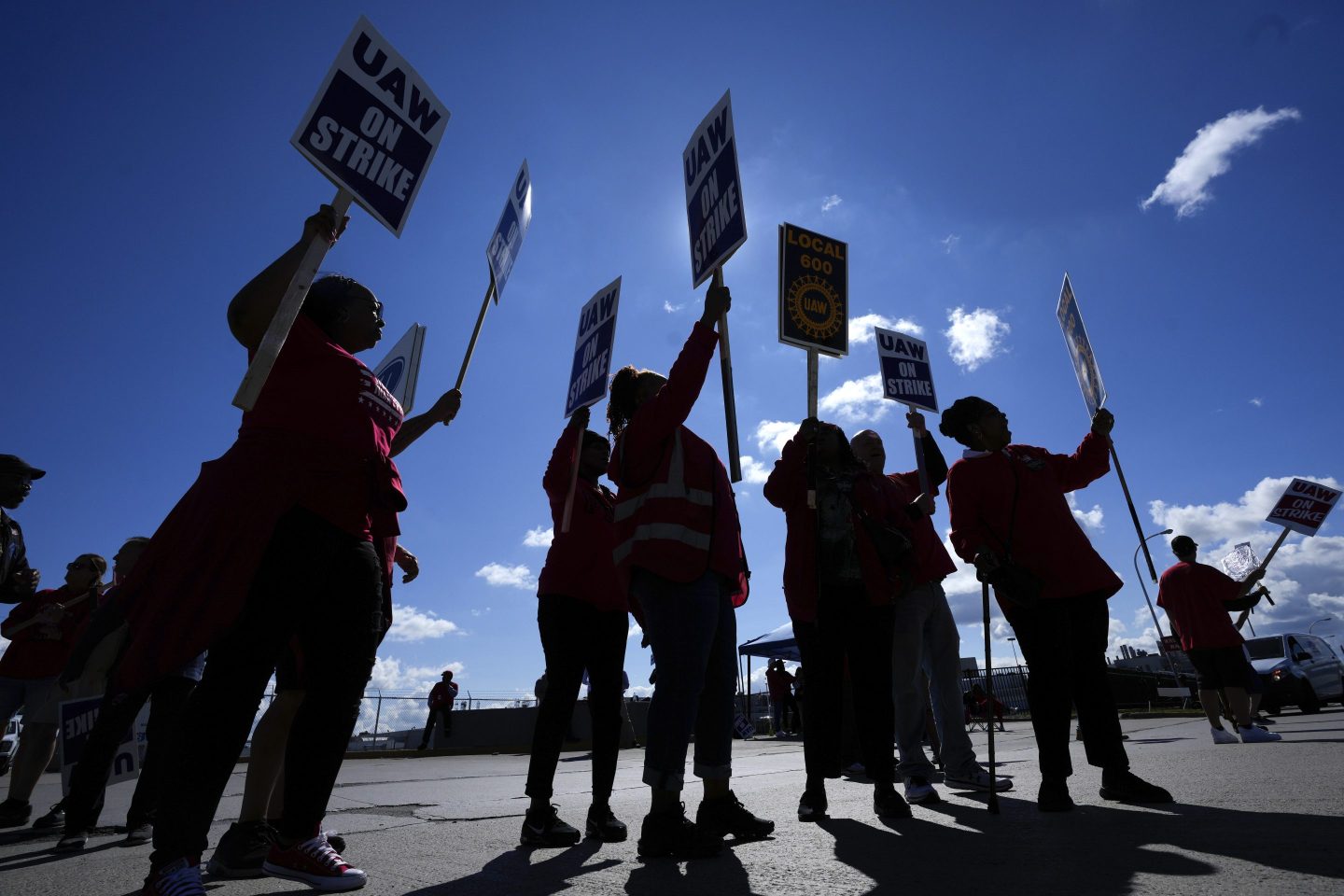 Biden makes ‘unprecedented’ move of heading to Michigan to join UAW autoworkers on the picket line and show his union bona fides