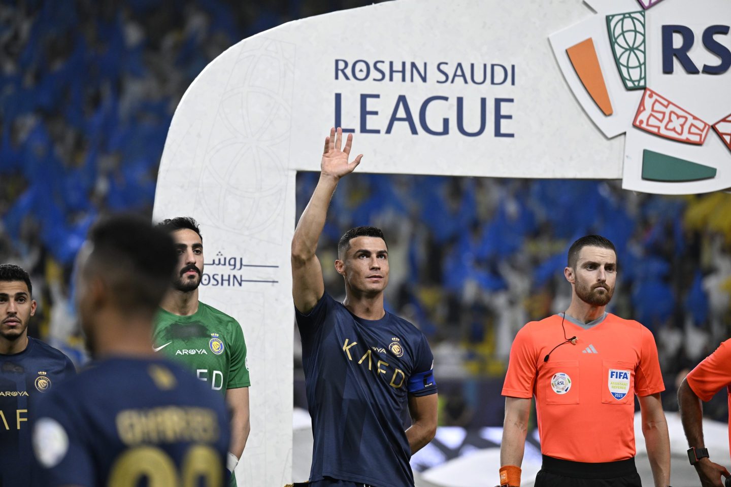 cristiano ronaldo standing with his hand up