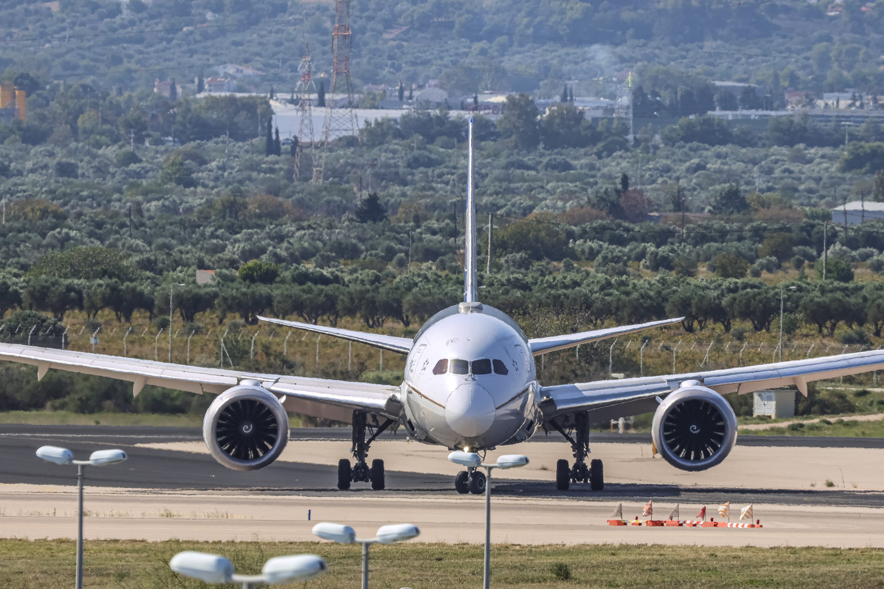 A pilot has been indicted for allegedly threatening to shoot the captain if the flight was diverted.