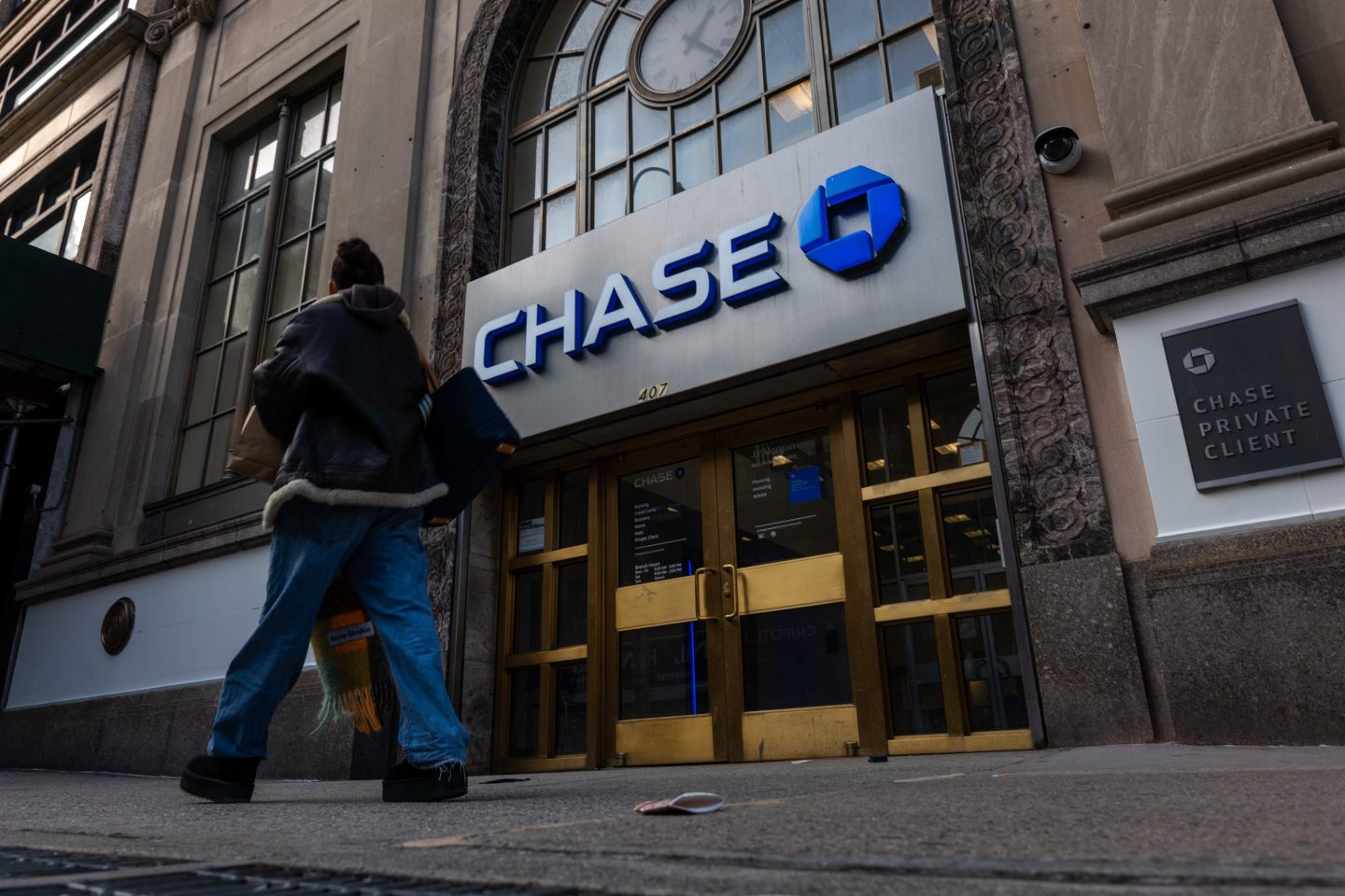 Jamie Dimon wants employees back at the office. That should become even easier with JPMorgan adding 500 branches over the next 3 years