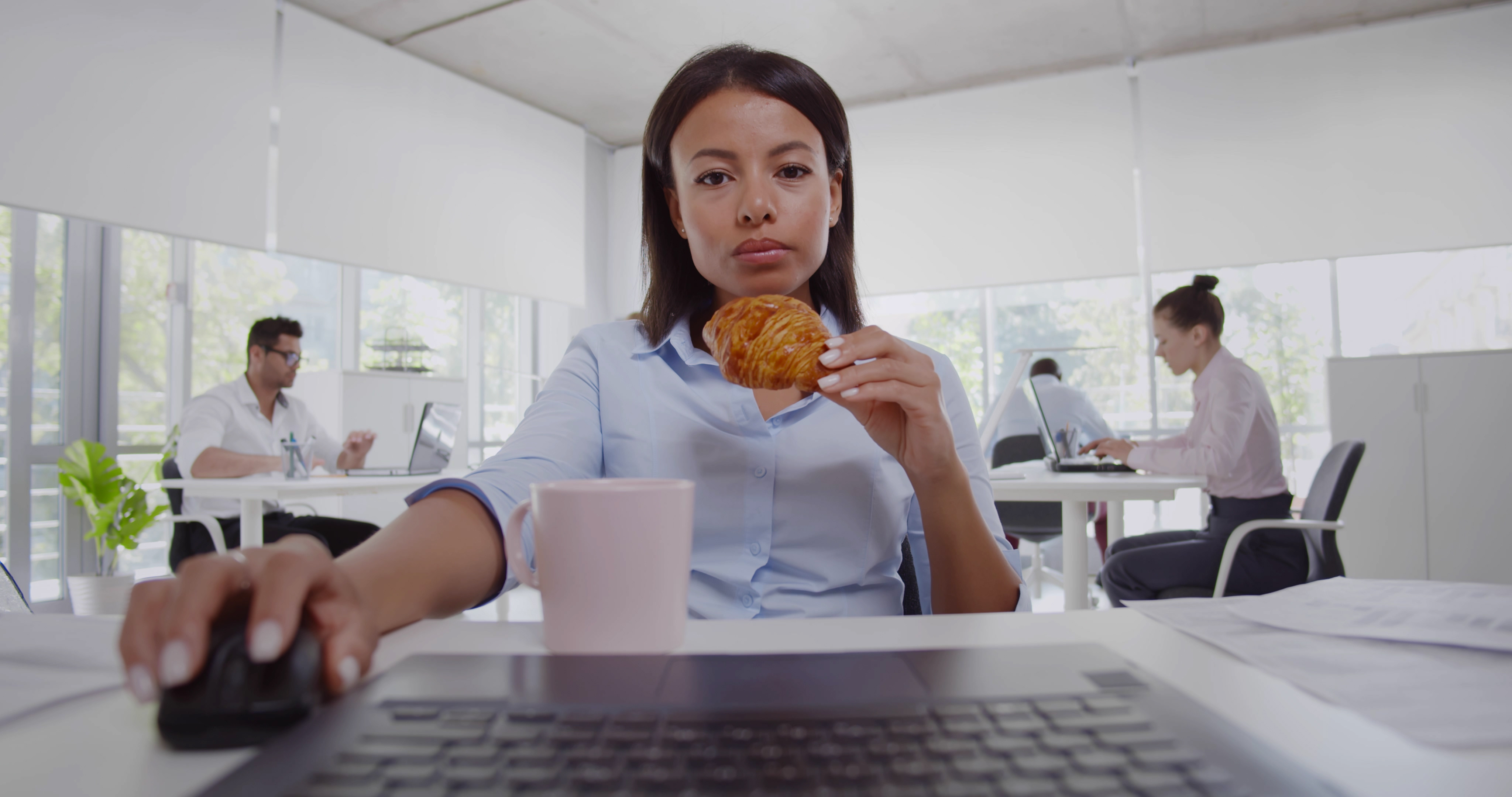 A growing proportion of workers are saying that they're skipping lunch break to get more done.