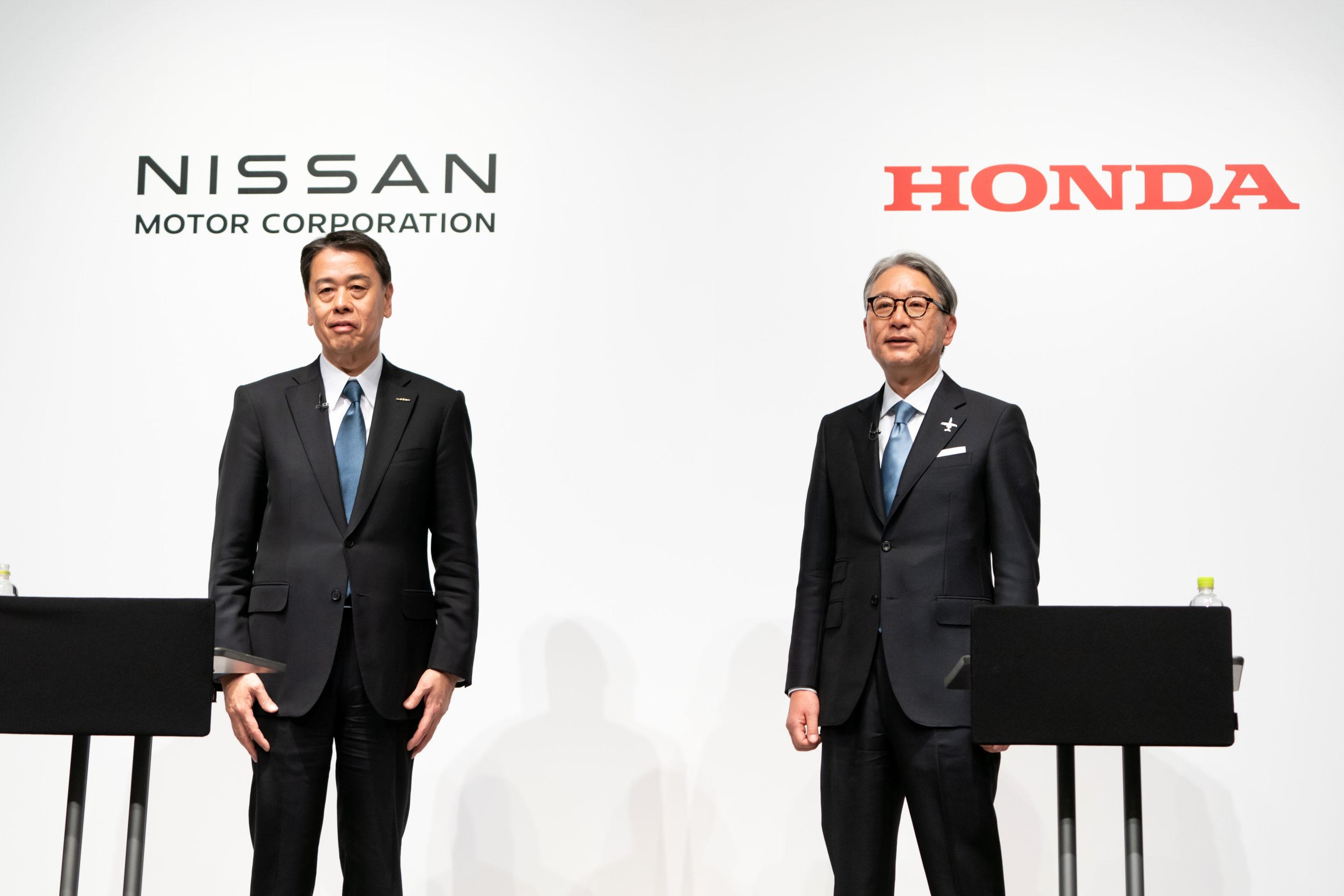 Nissan Motor CEO Makoto Uchida (left) and Honda Motor CEO Toshihiro Mibe announce an electric vehicle partnership during a joint press conference.