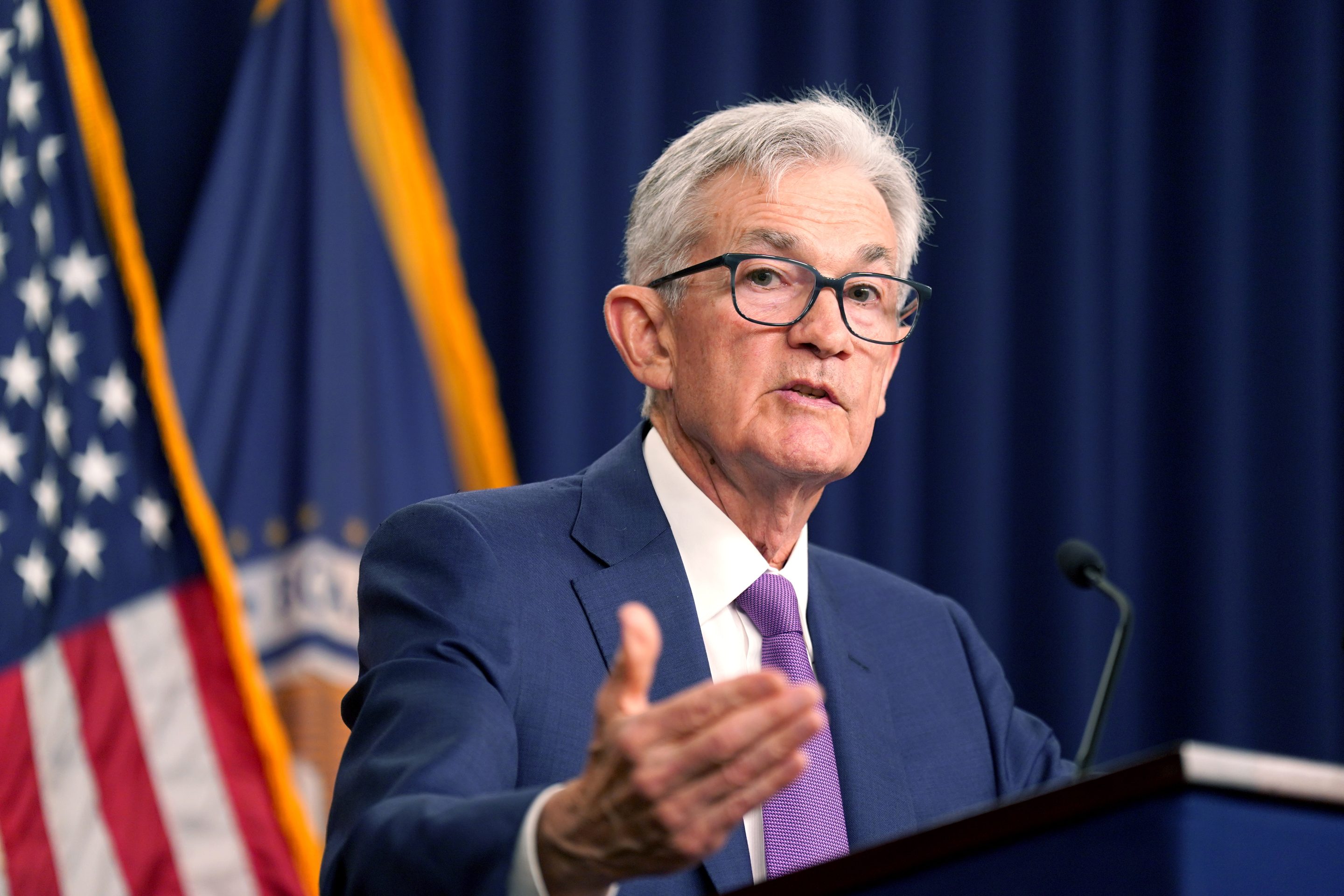 Jerome Powell speaks at podium