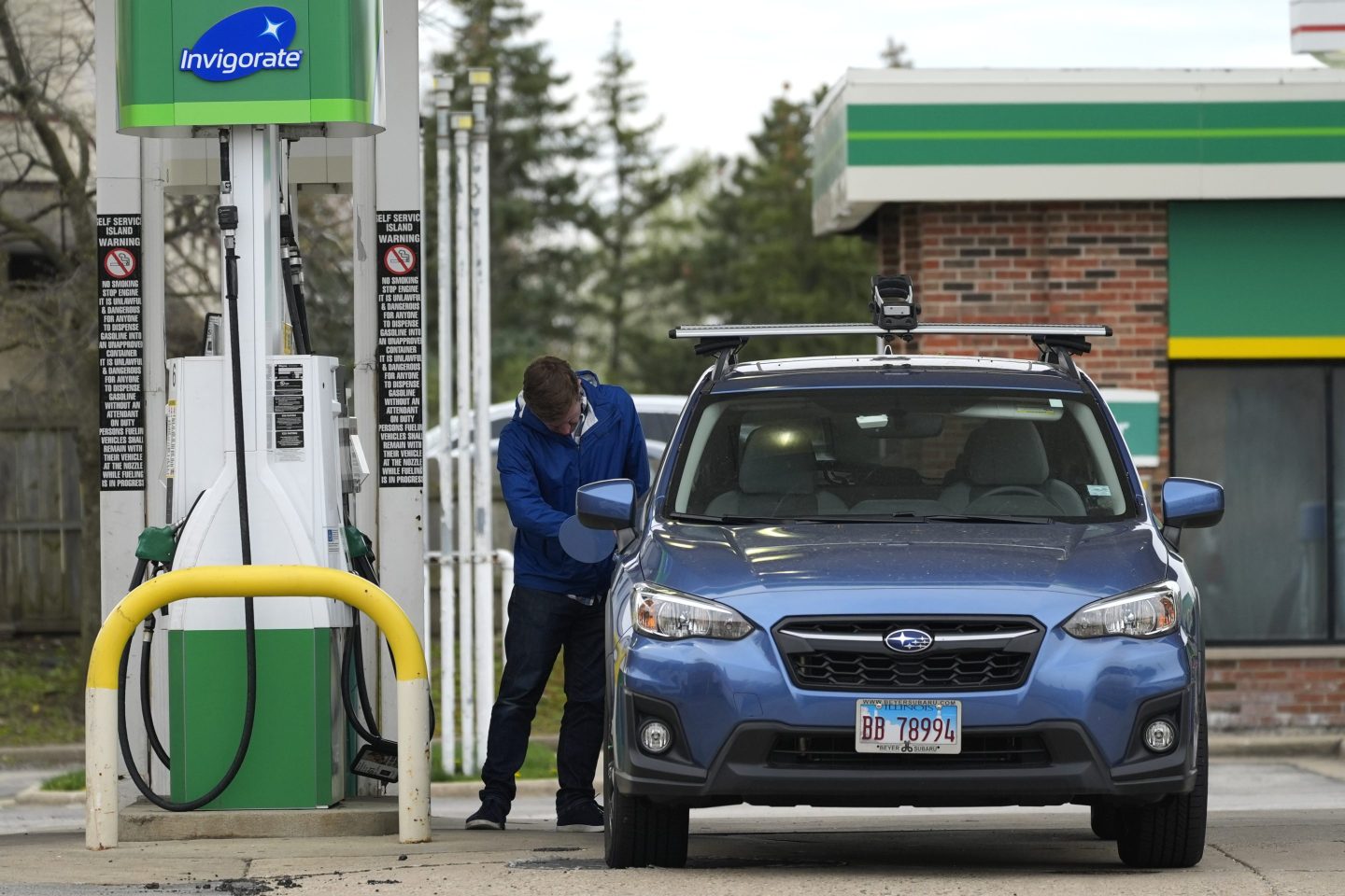 U.S. gas prices are falling as summer approaches and could continue dropping if hurricanes don’t hit: ‘Prices move on fear’