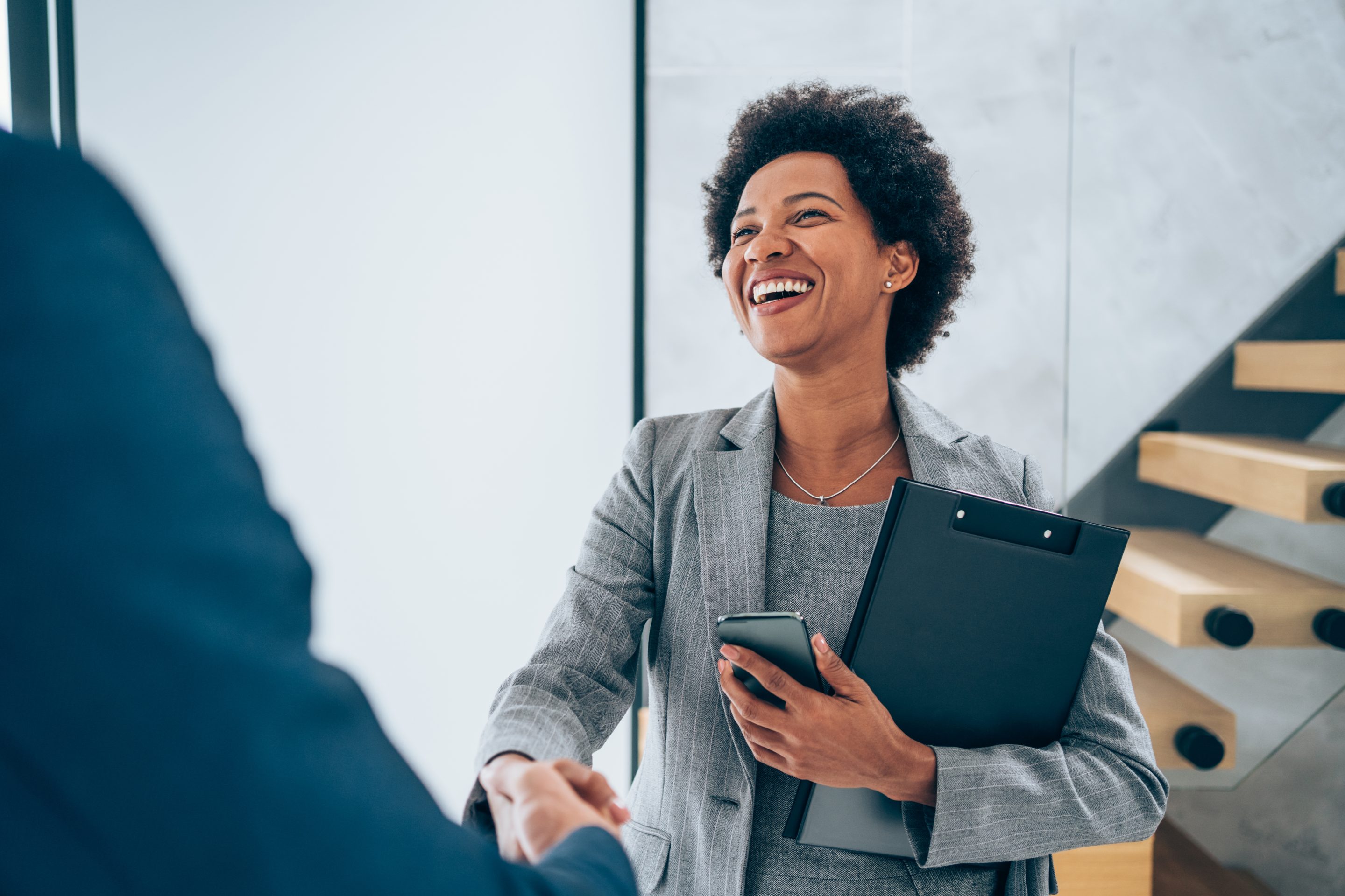 HR leader shakes hand with headhunter.