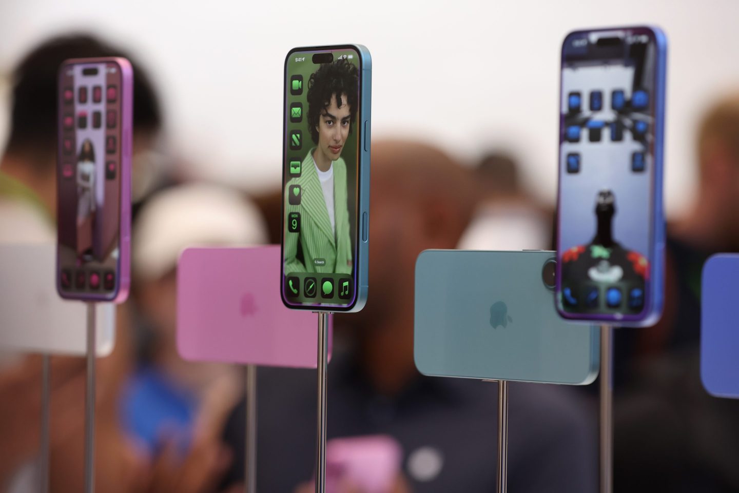 Here are the discounts and deals carriers are offering for the iPhone 16