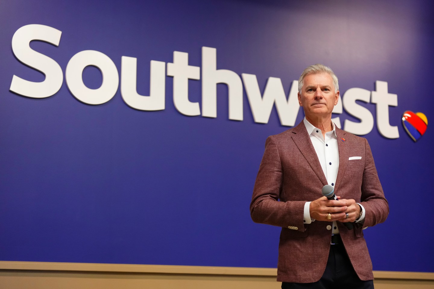 Southwest strikes deal with Elliott, adds six new board members