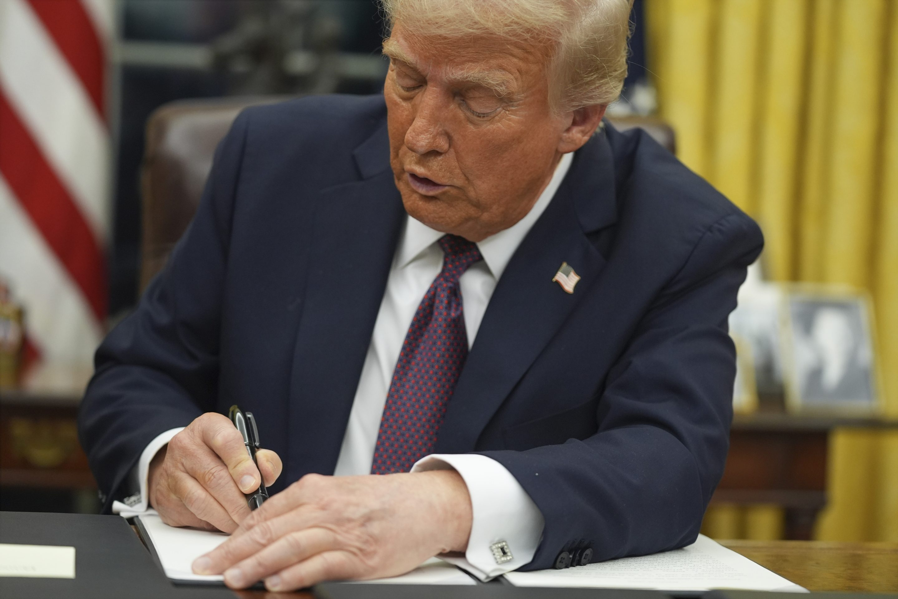 President Donald Trump signs an executive order on birthright citizenship in the Oval Office of the White House, on Jan. 20, 2025, in Washington. 