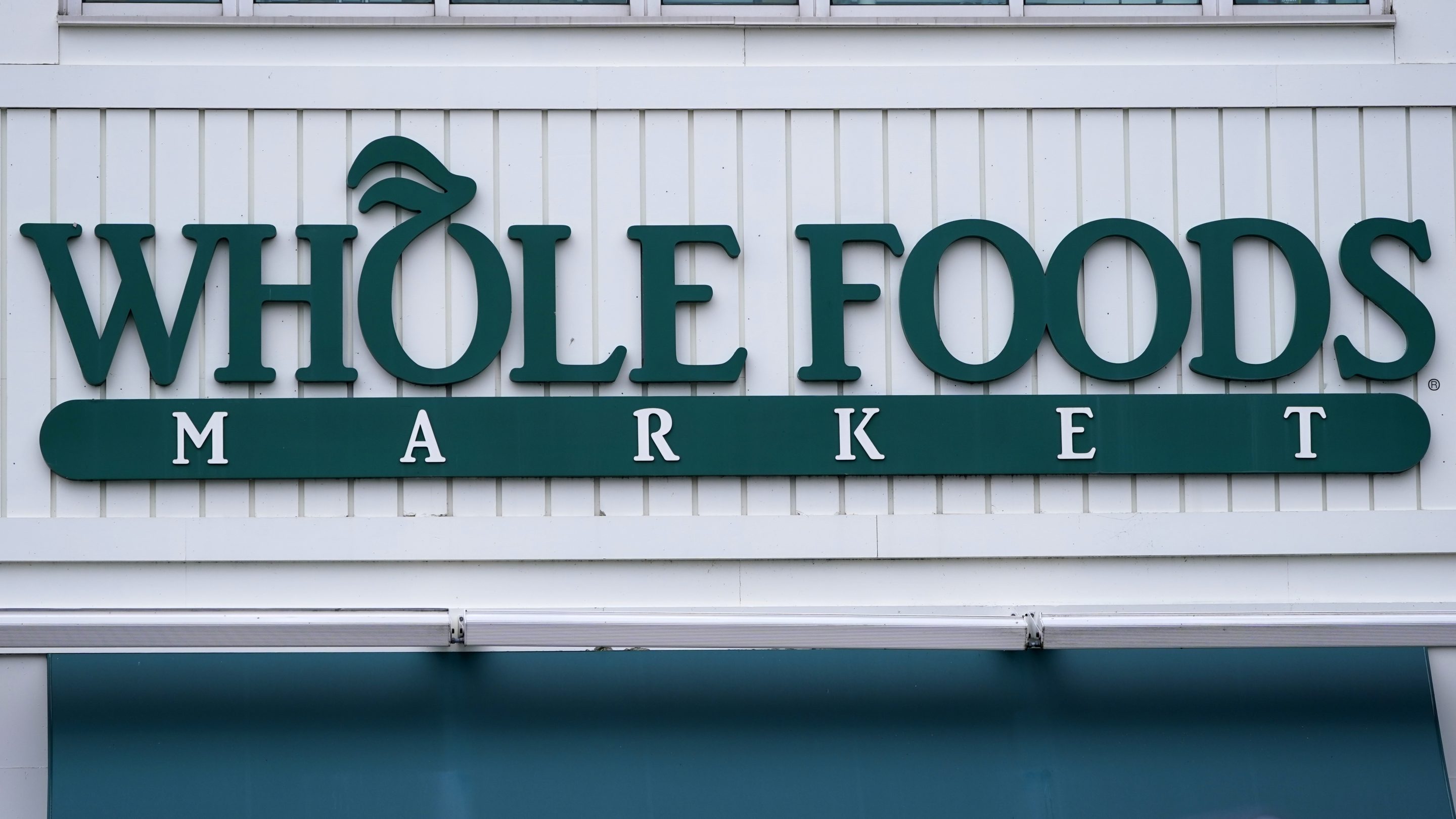 The results mark the first successful entry of organized labor into Amazon’s grocery business, which includes Whole Foods, Amazon Fresh and the Amazon Go convenience stores.