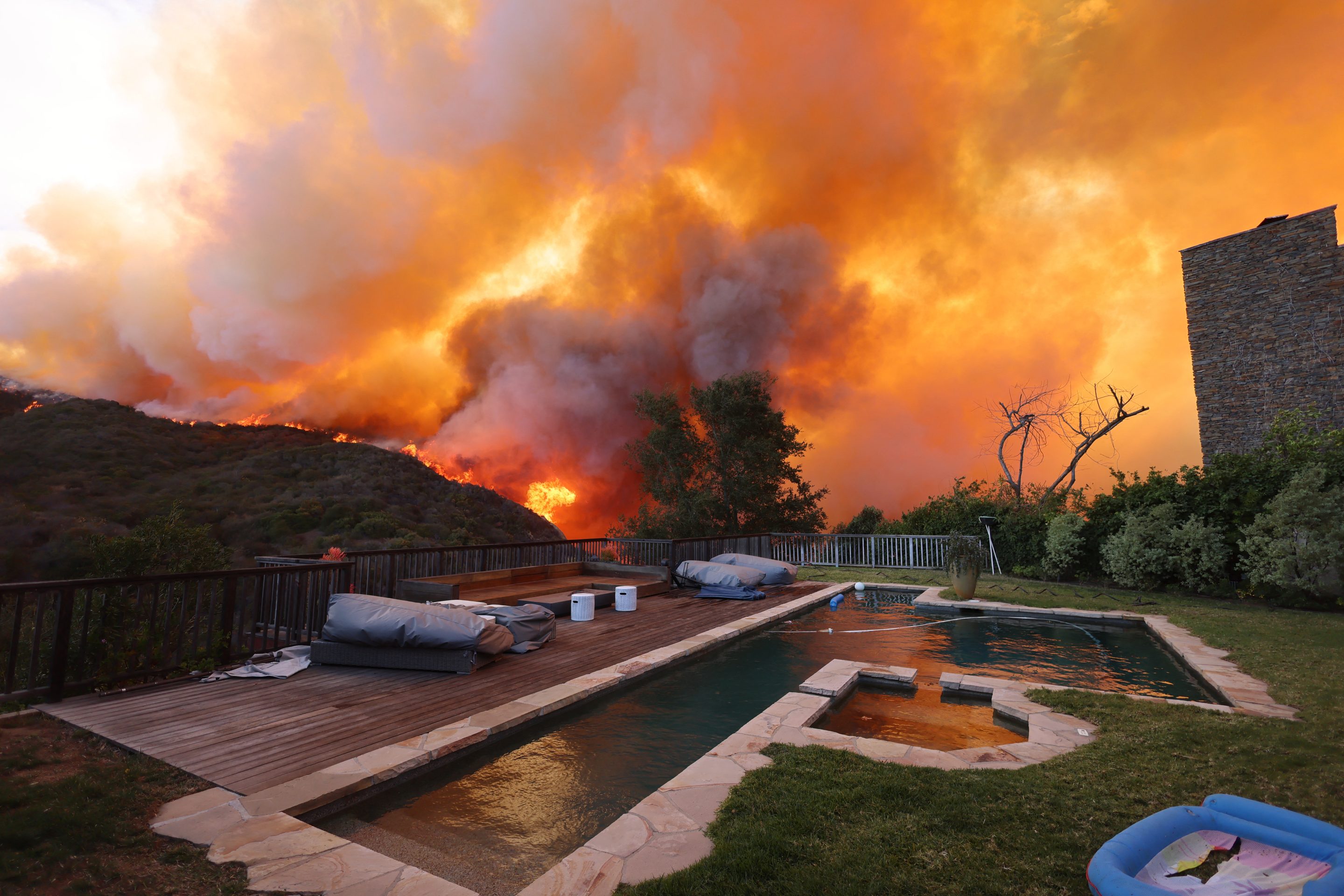 Fire raging in Pacific Palisades.