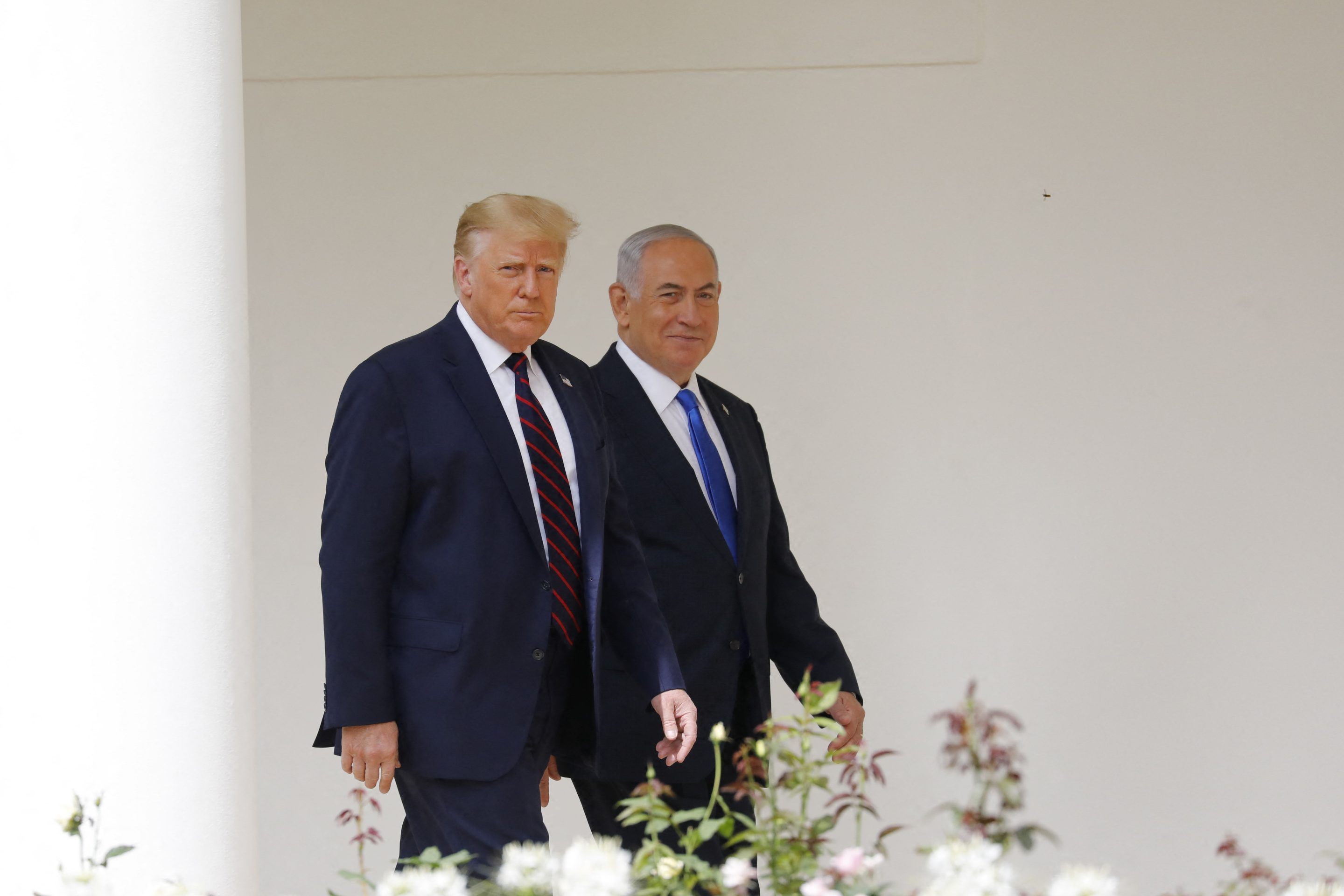 Trump walks with Netanyahu along the White House in 2020