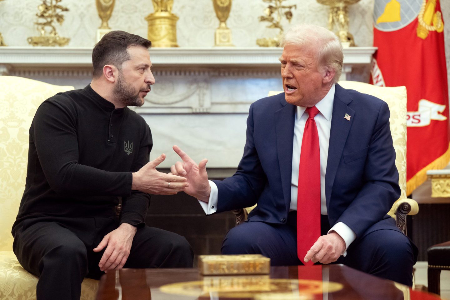 Ukrainian President Volodymr Zelensky (L) and President Donald Trump (R)