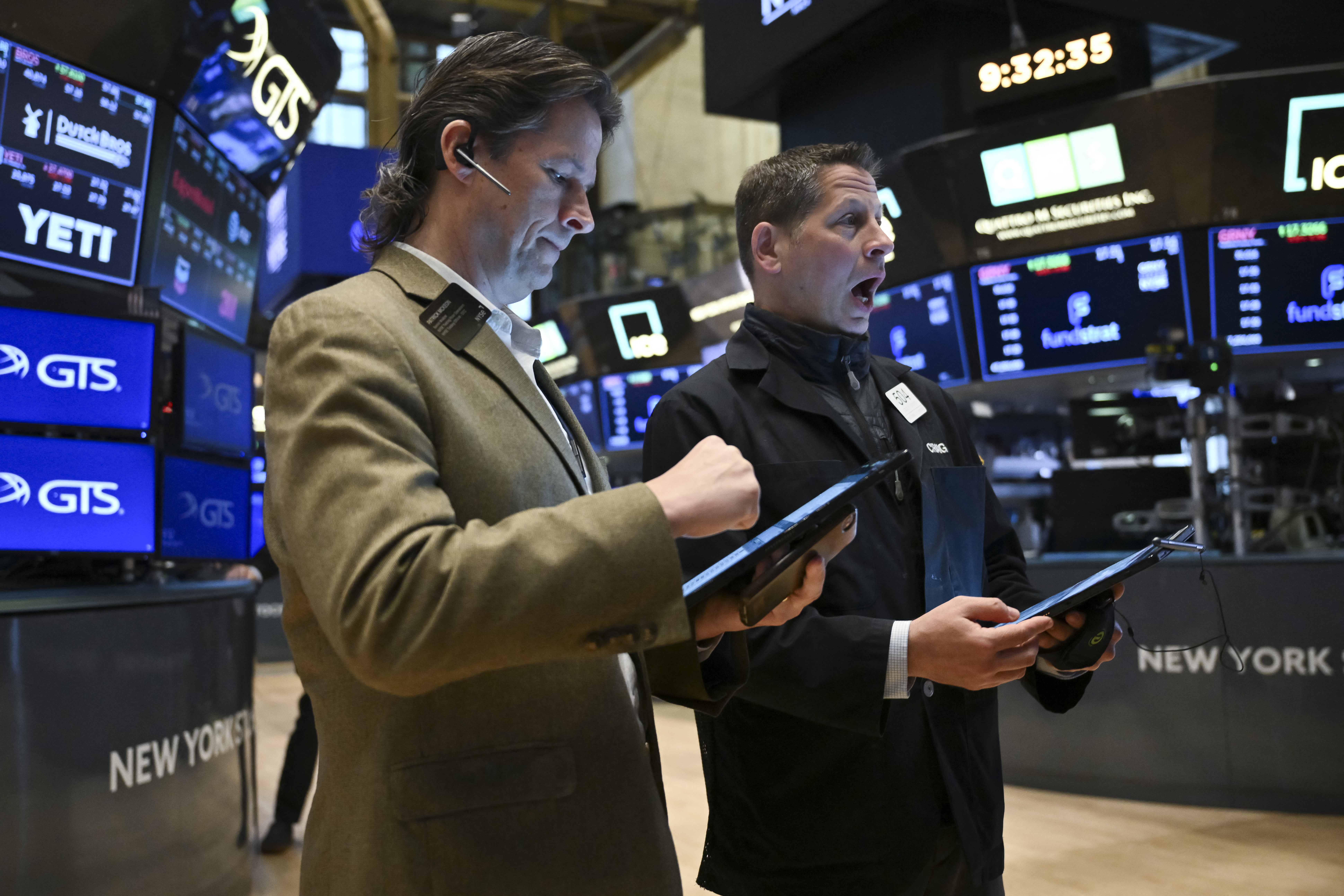 Traders work on the floor of the New York Stock Exchange. (Photo by ANGELA WEISS / AFP) (Photo by ANGELA WEISS/AFP via Getty Images)
