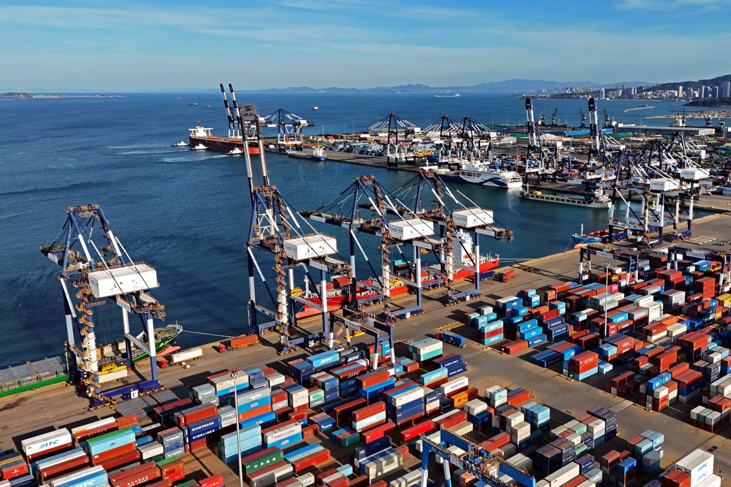 China vows to ready emergency plans, signals calm amid trade war