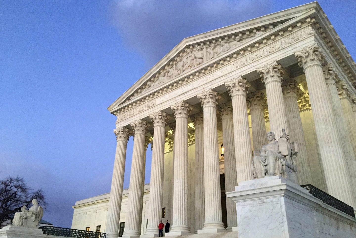 Trump administration asks Supreme Court to let it strip legal protection from 350,000 Venezuelan migrants