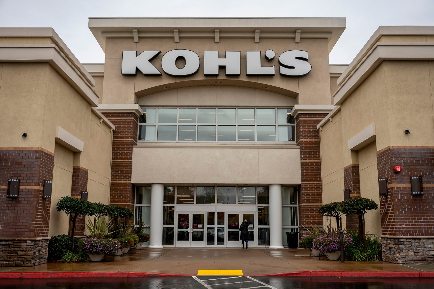 Kohl’s board fight spills into the open with director departure