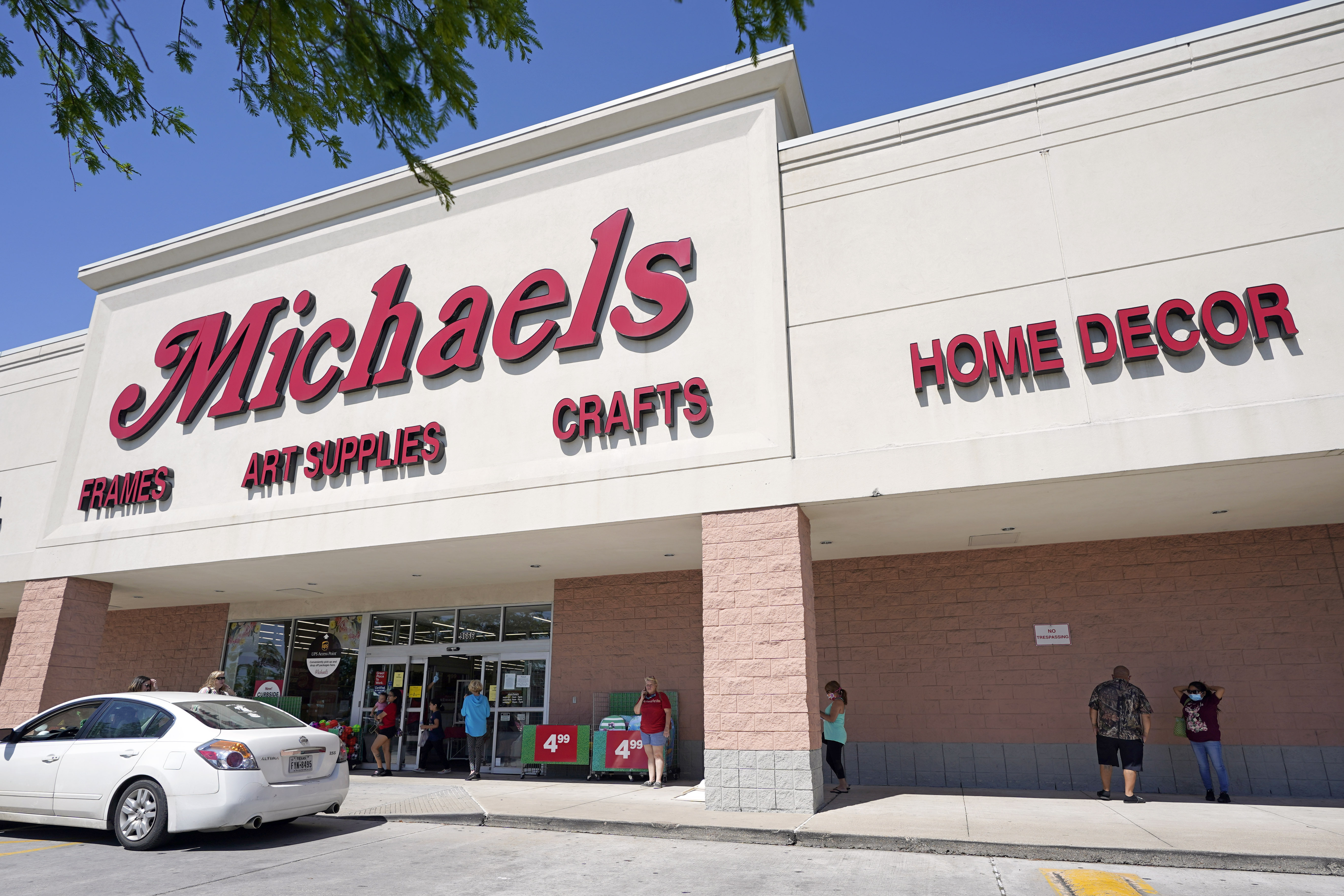Craft labels from the now-shuttered fabrics seller Joann are making their way to a new home: Michaels.