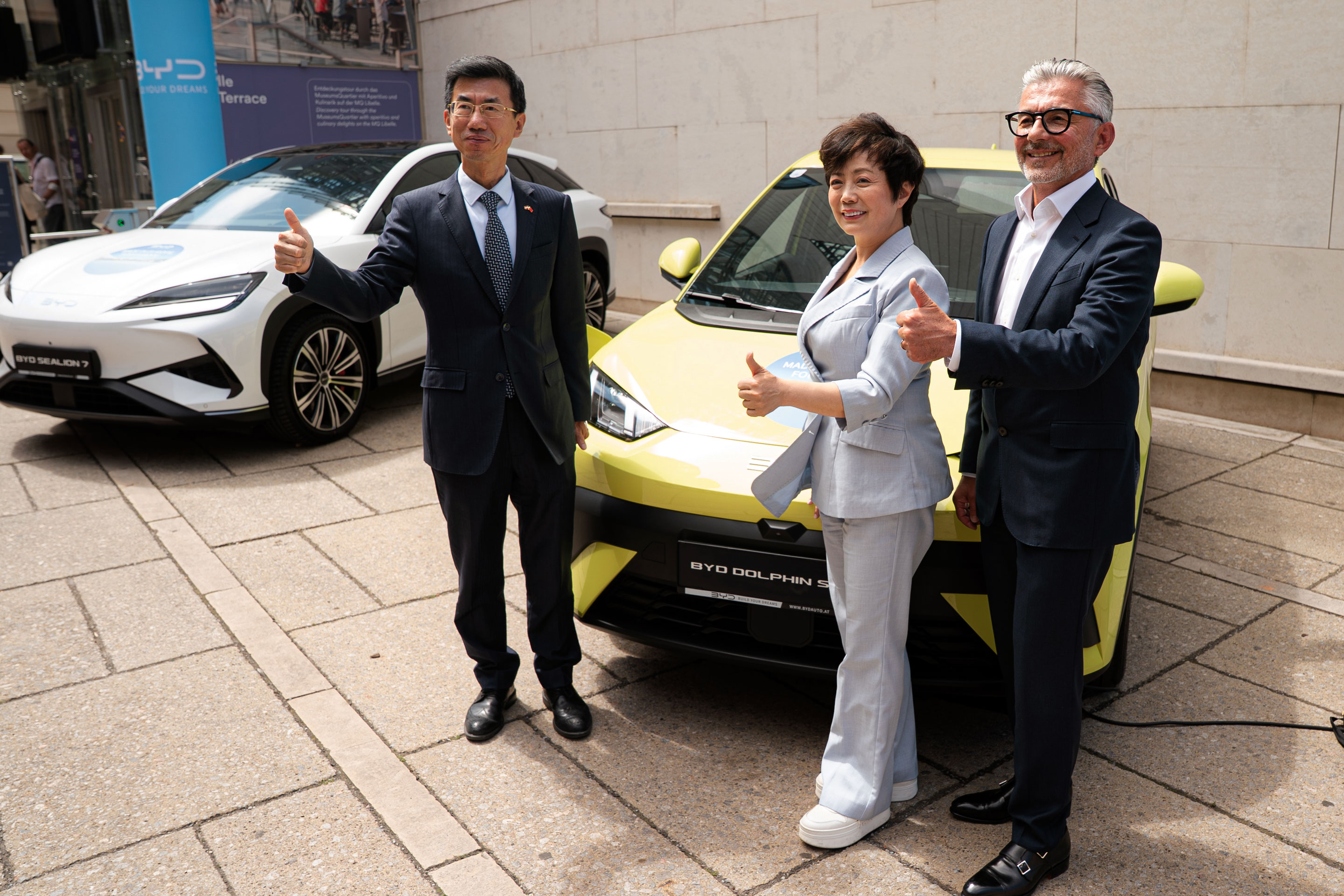 BYD’s Stella Li (center), poses with China’s ambassador to Austria and an Austrian steel executive after signing
a deal in Vienna.