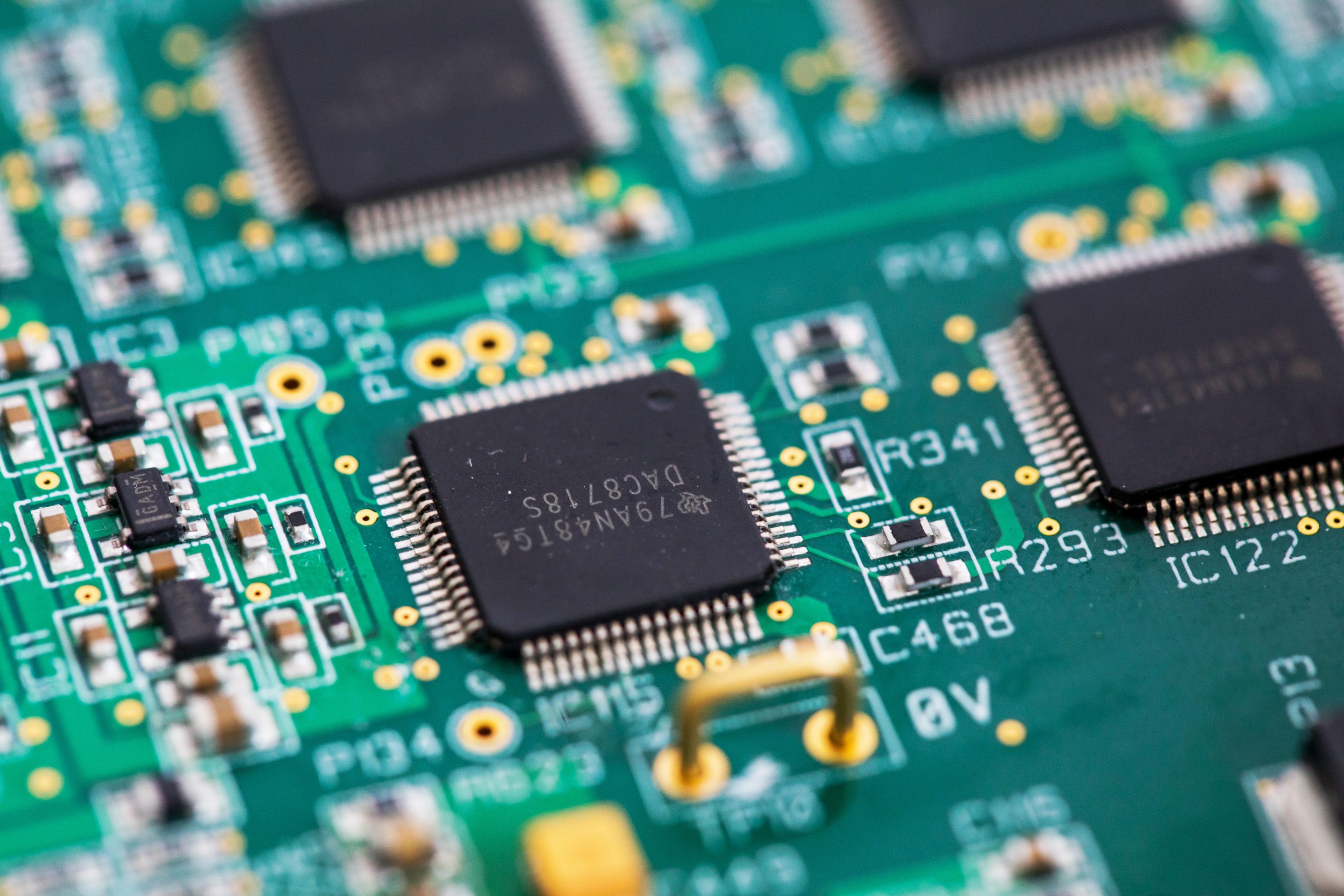 A Texas DAC8718S integrated circuit microchip, manufactured by Texas Instruments.