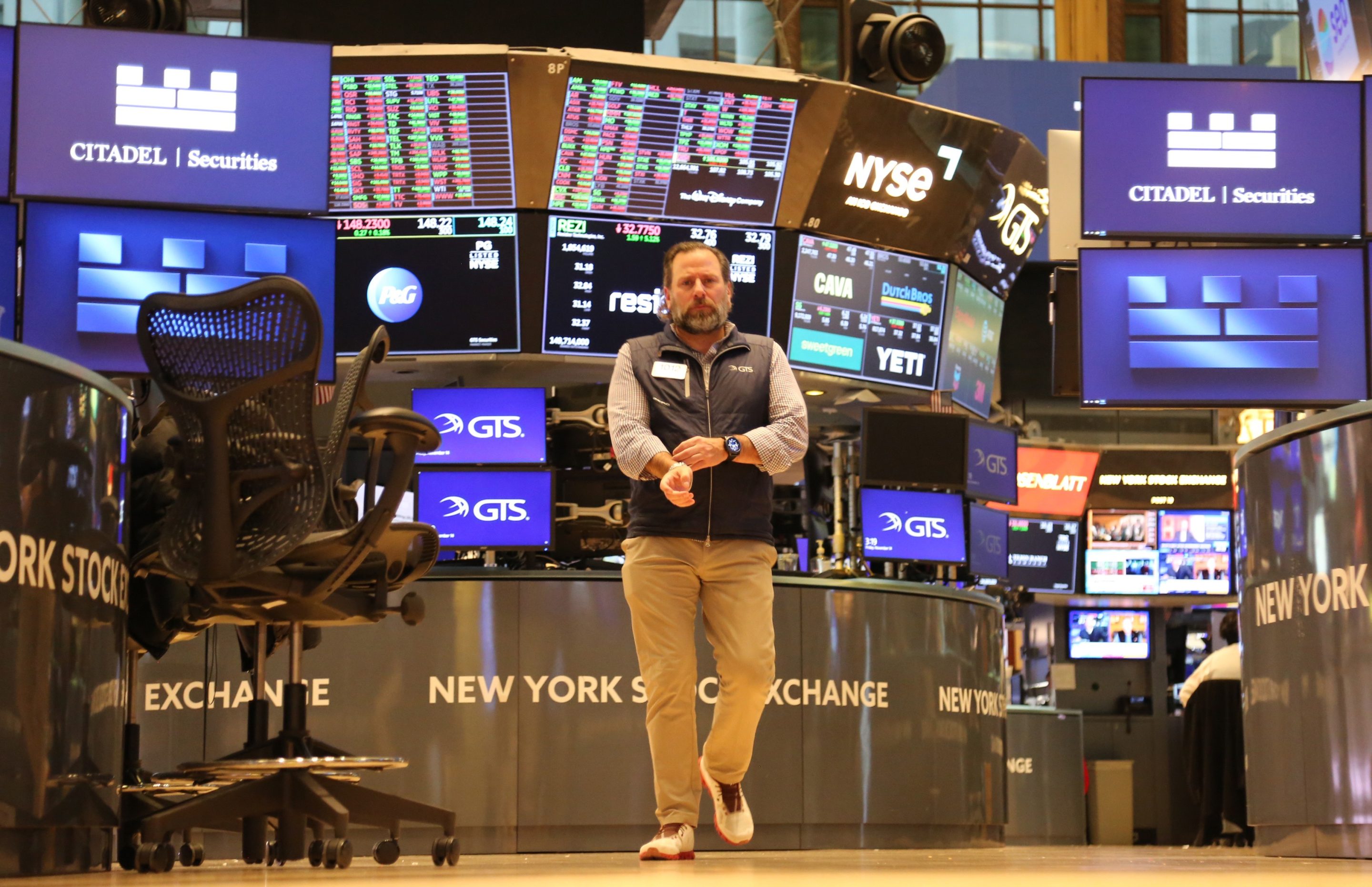 broker at the stock exchange