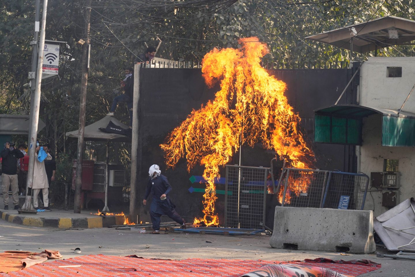 At least 22 people killed and more than 120 injured in Pakistan after Iran supporters try to storm U.S. Consulate