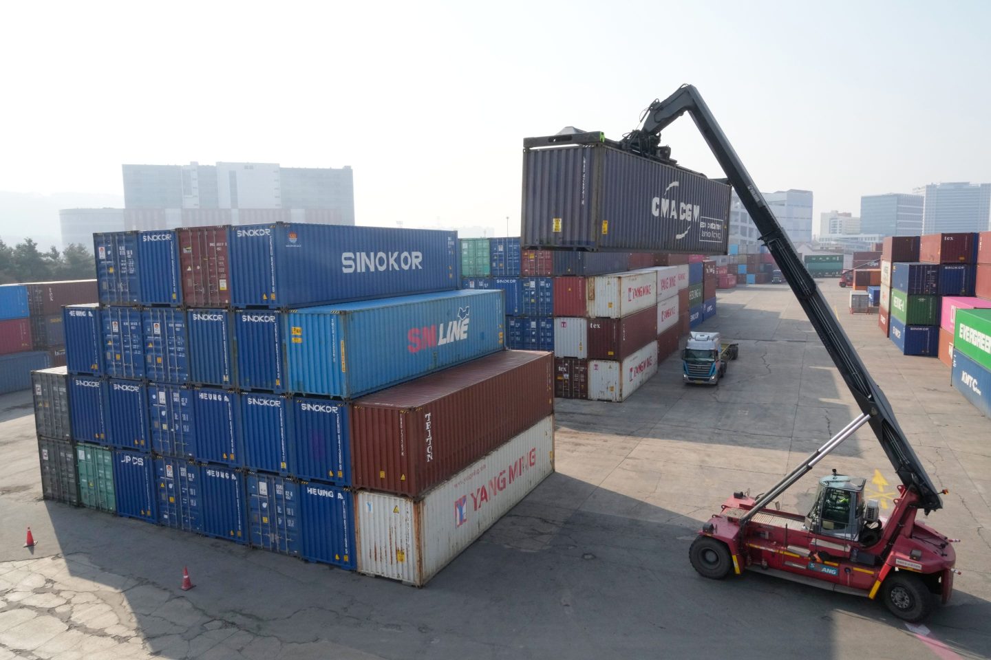 Trump seeks to close a $1.6 trillion revenue gap with new tariffs that will be easier for people to challenge
