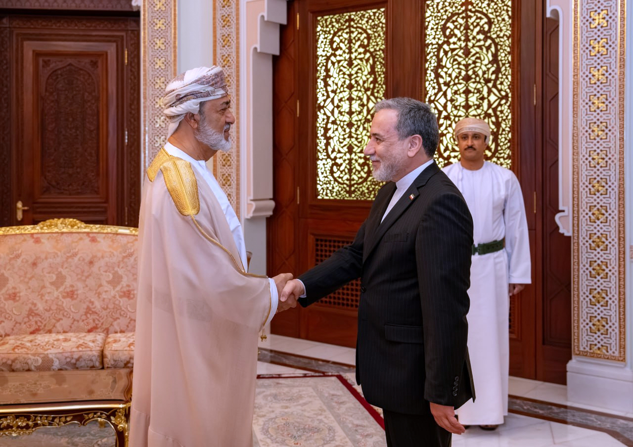 Iran’s foreign minister returns to Pakistan as Islamabad races to save U.S. ceasefire talks while Tehran seeks Hormuz toll with Oman
