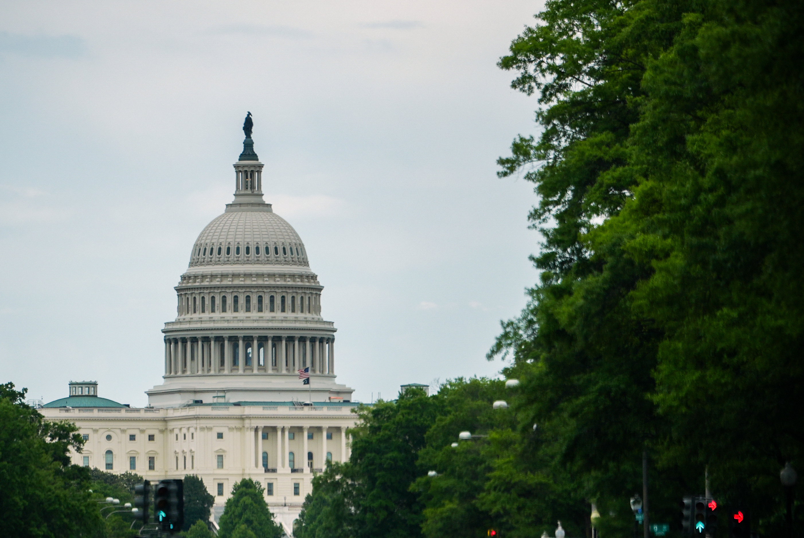 Senators vote to withhold their pay during government shutdowns.