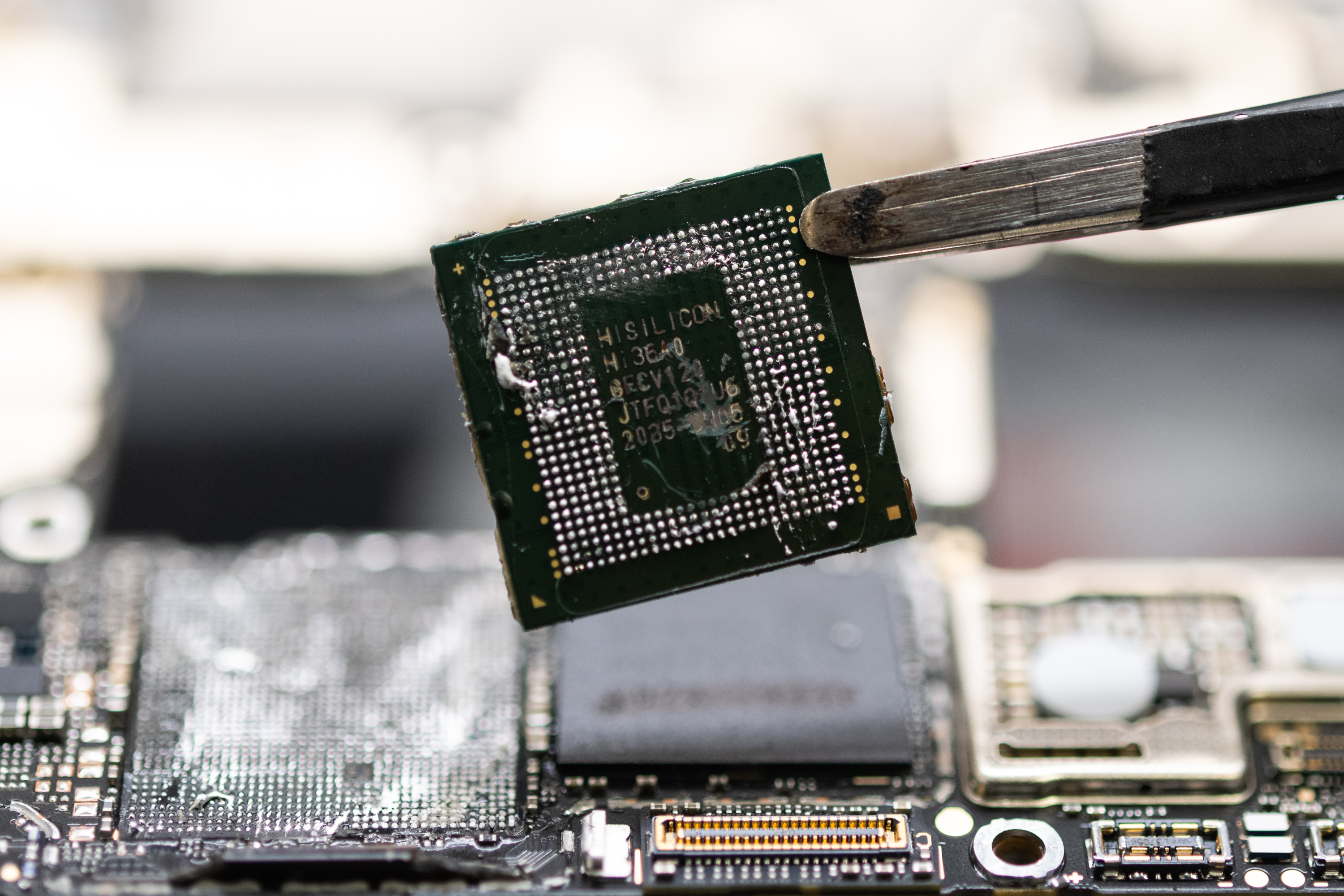 A Kirin 9000s chip fabricated in China by Semiconductor Manufacturing International Corp. (SMIC), taken from a Huawei Technologies Co. Mate 60 Pro smartphone, photographed on Sept. 3, 2023. (Photo: James Park/Bloomberg/Getty Images)